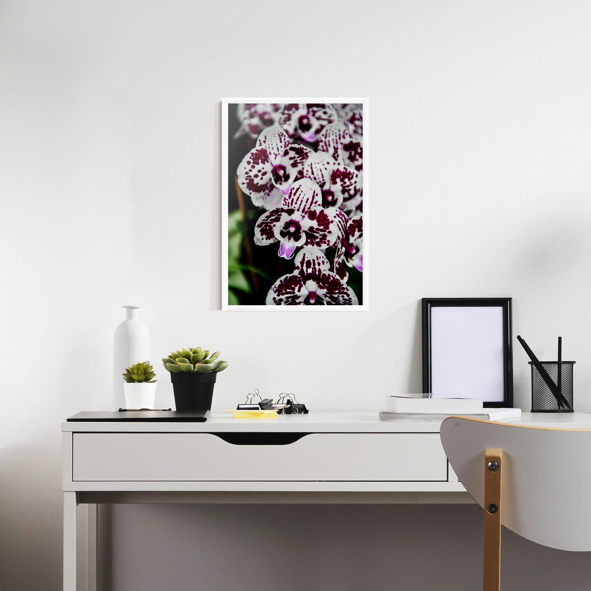 Poster Înrămat Dark Purple Orchids mockup 7