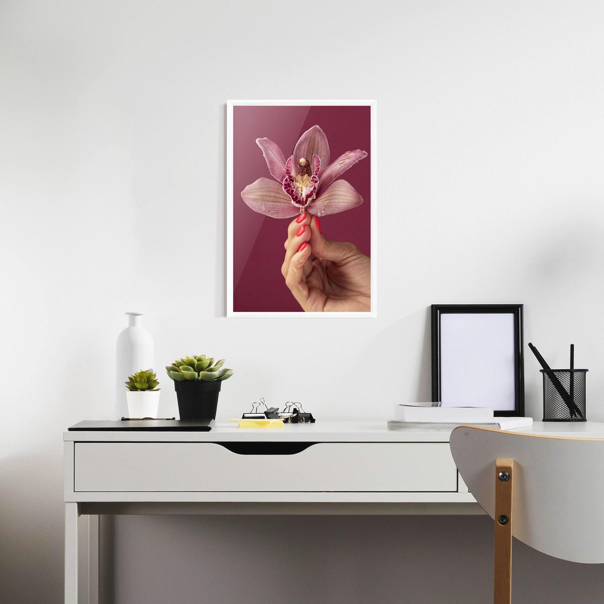Poster Înrămat Orchid Holding mockup 7