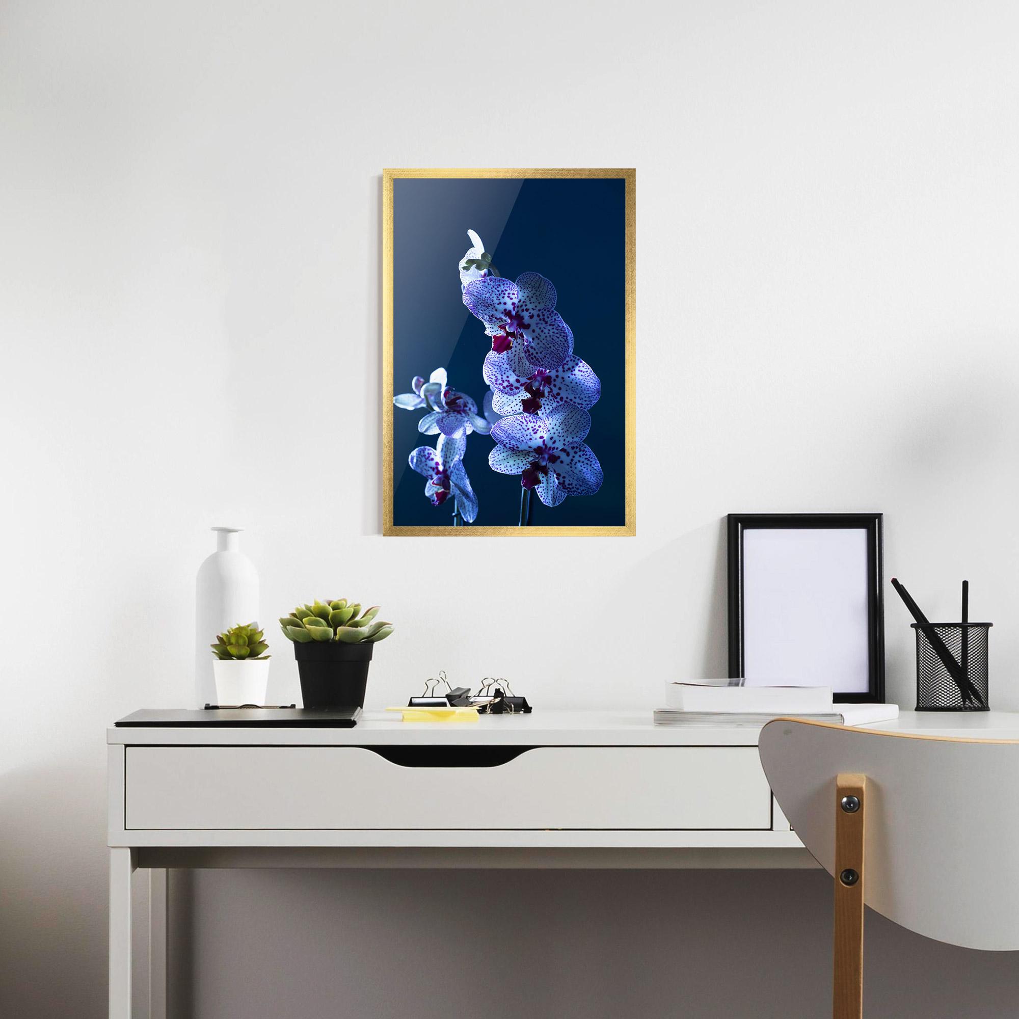 Poster Înrămat Blue Light Orchid mockup 7