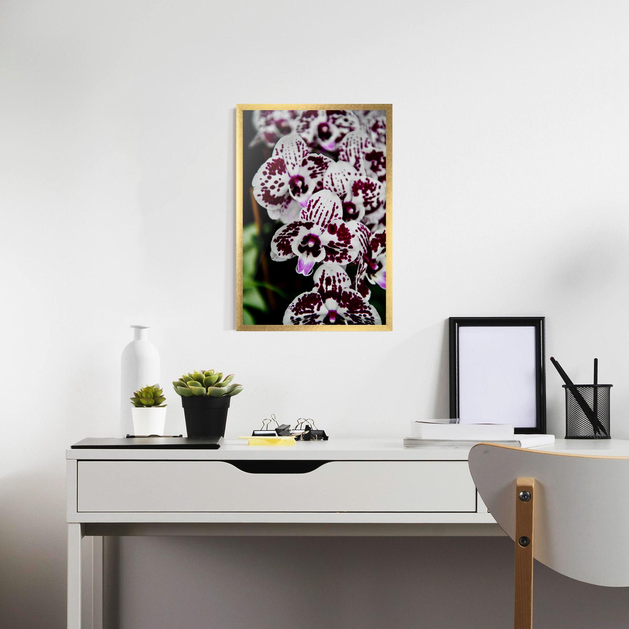 Poster Înrămat Dark Purple Orchids mockup 7