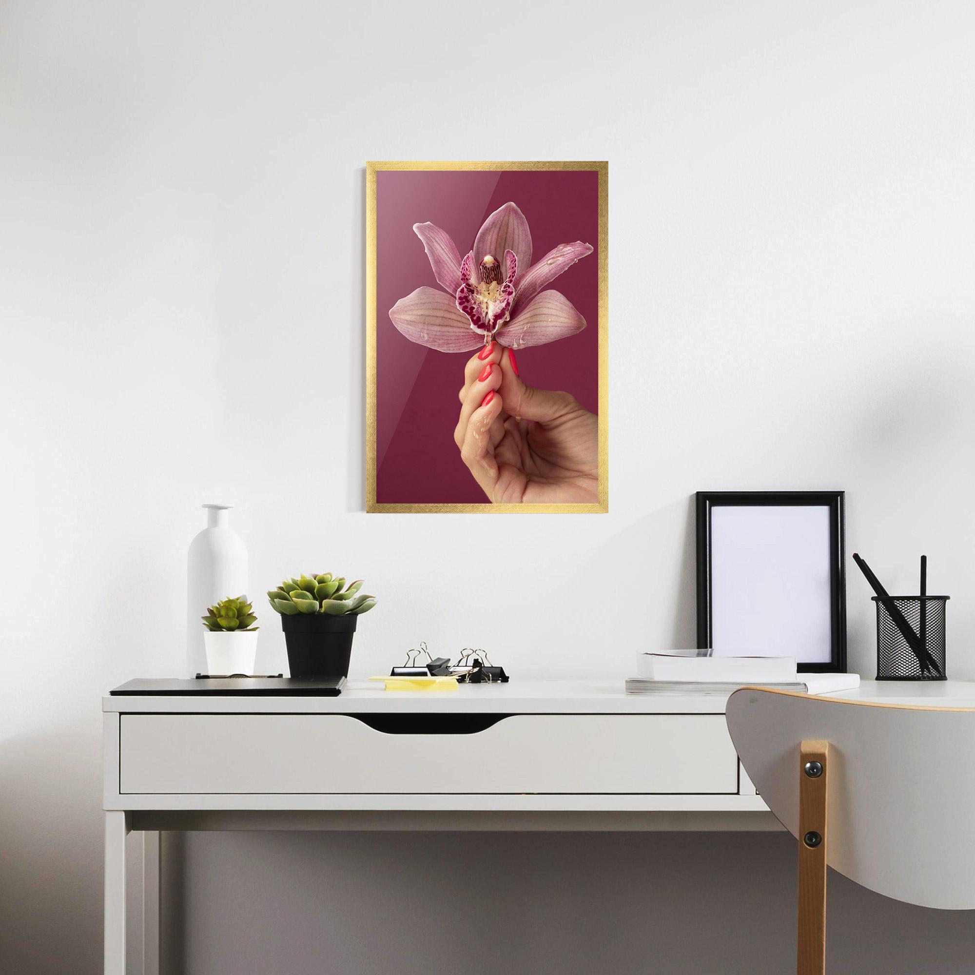 Poster Înrămat Orchid Holding mockup 7