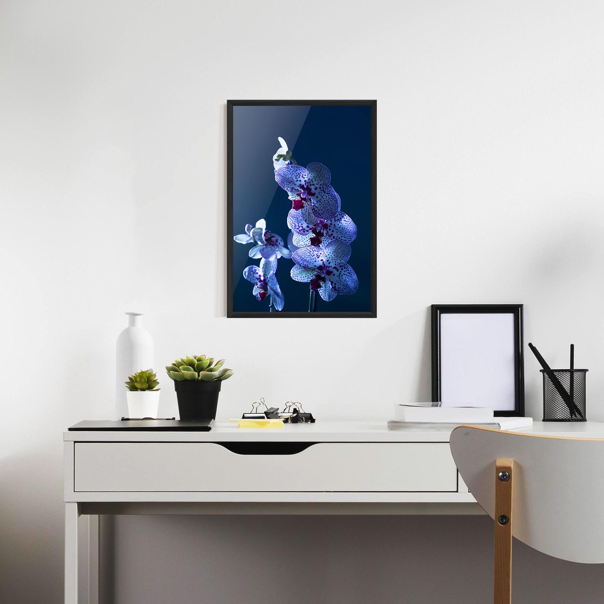 Poster Înrămat Blue Light Orchid mockup 7