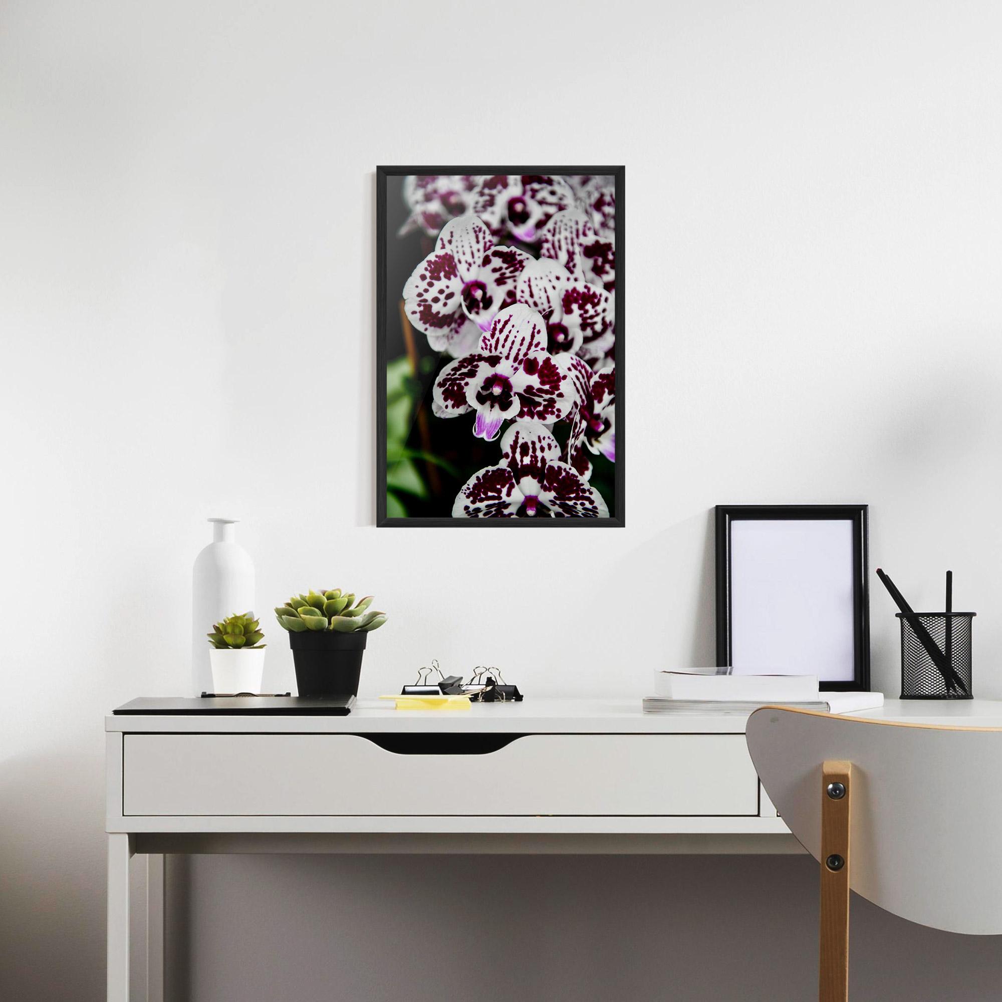 Poster Înrămat Dark Purple Orchids mockup 7