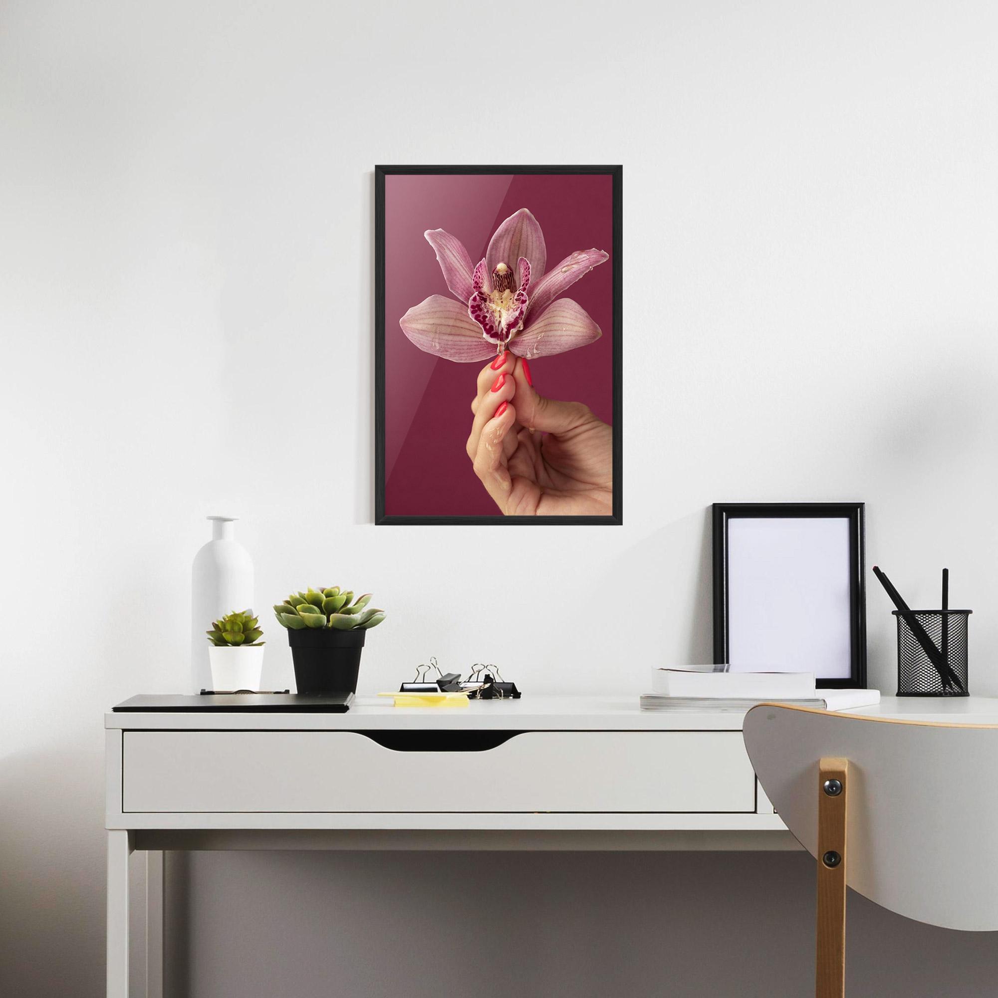 Poster Înrămat Orchid Holding mockup 7