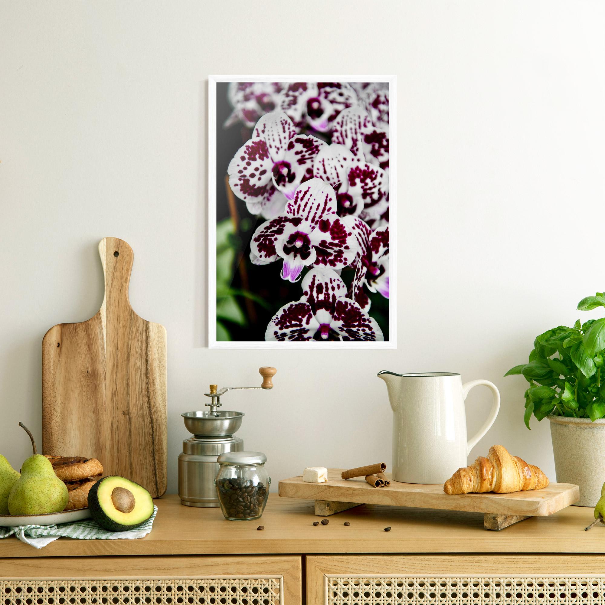 Poster Înrămat Dark Purple Orchids mockup 8