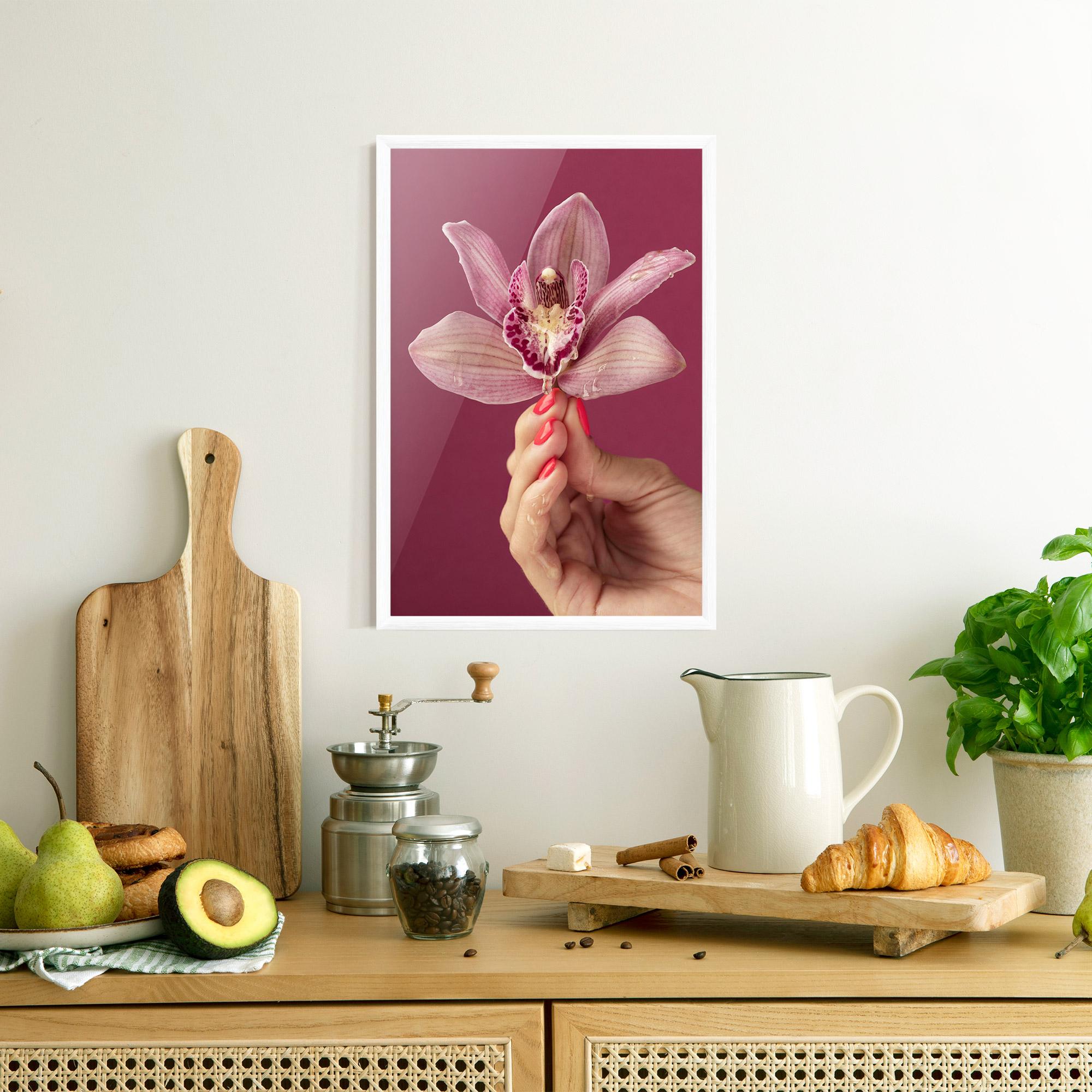 Poster Înrămat Orchid Holding mockup 8