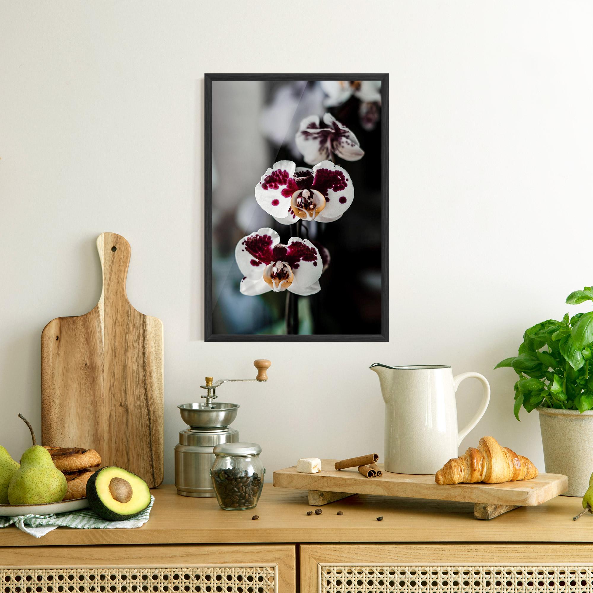 Poster Înrămat Dark Purple Orchid mockup 8