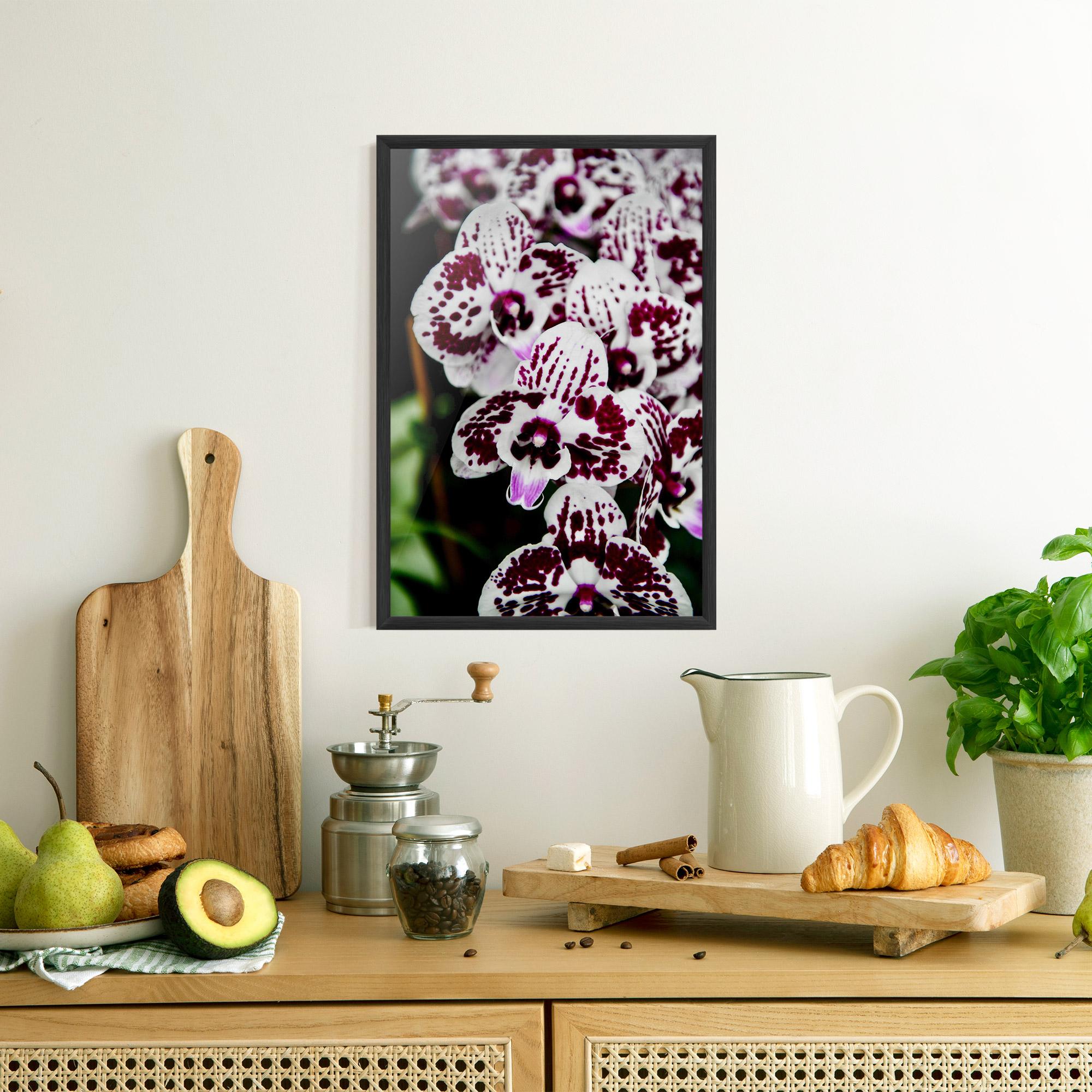 Poster Înrămat Dark Purple Orchids mockup 8