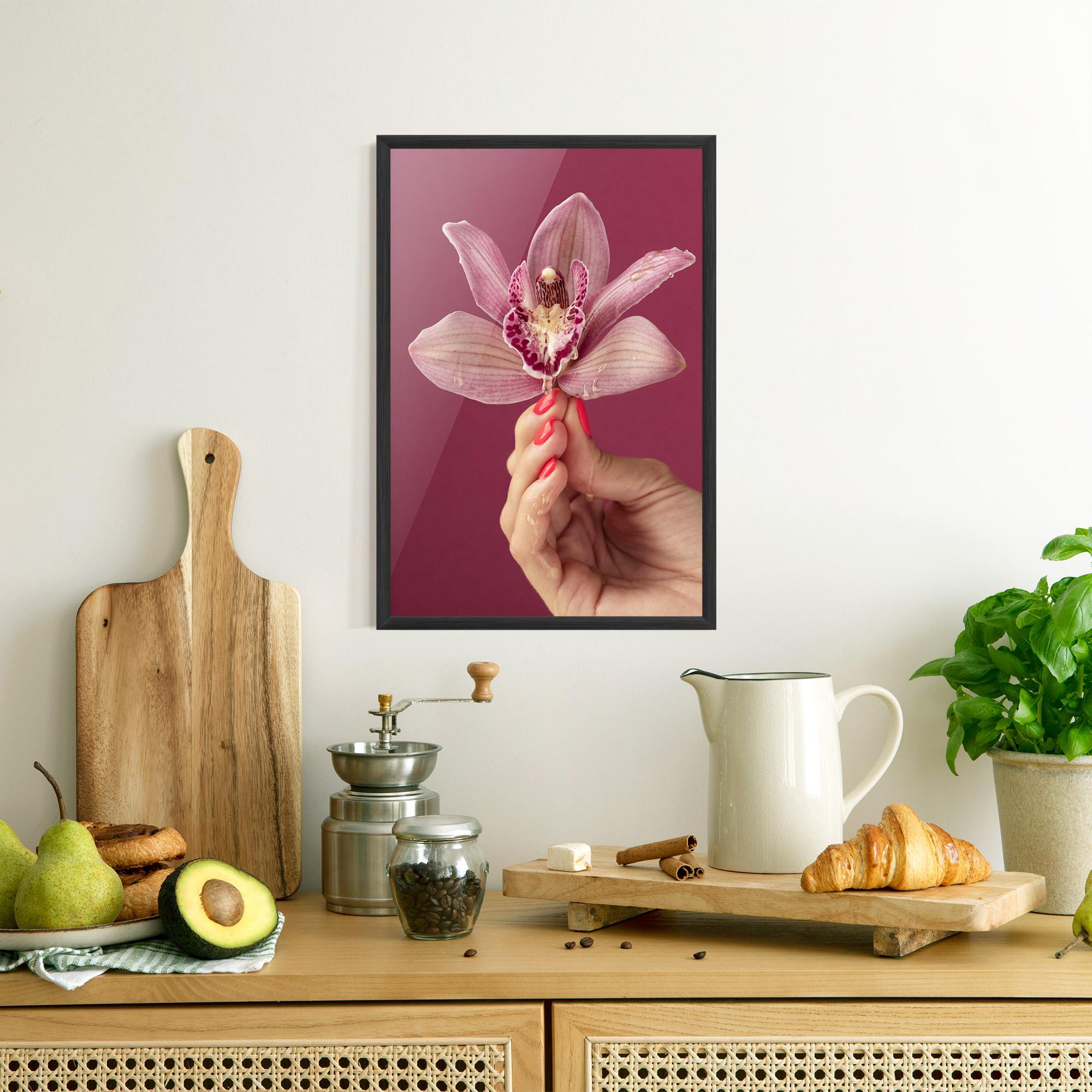 Poster Înrămat Orchid Holding mockup 8