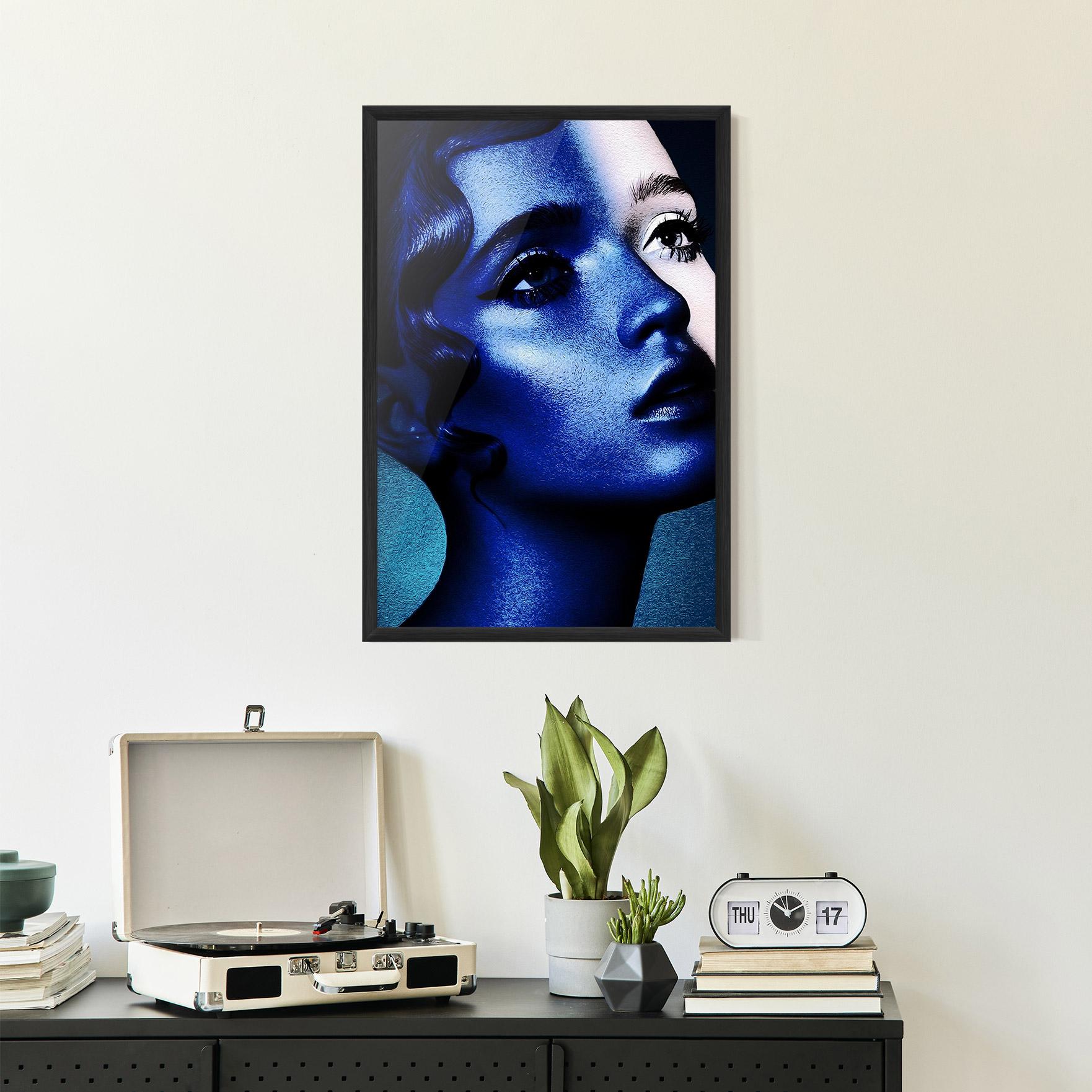 Poster Înrămat Blue White Face Art mockup 2