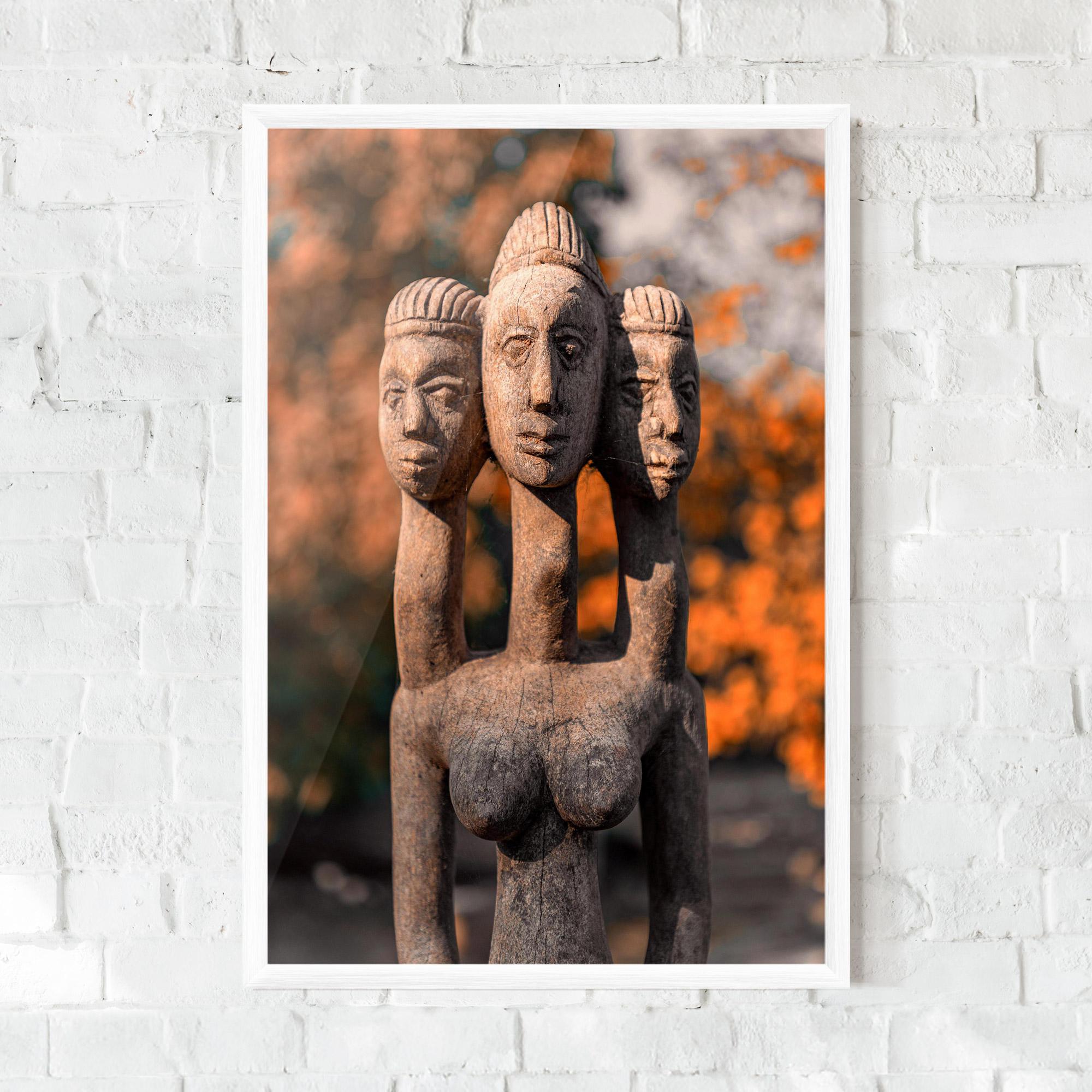 Poster Înrămat Three Heads Statue mockup 0