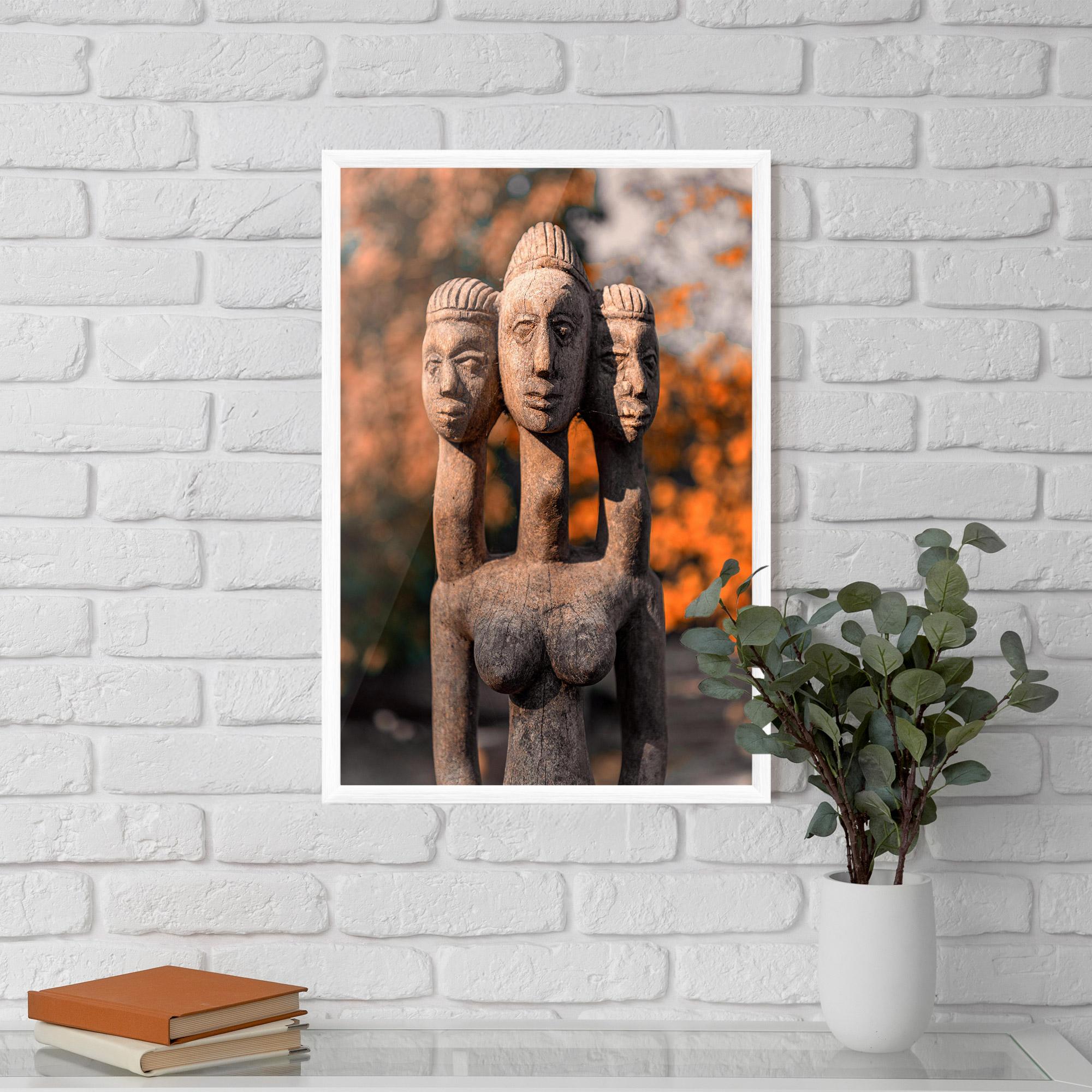 Poster Înrămat Three Heads Statue mockup 5
