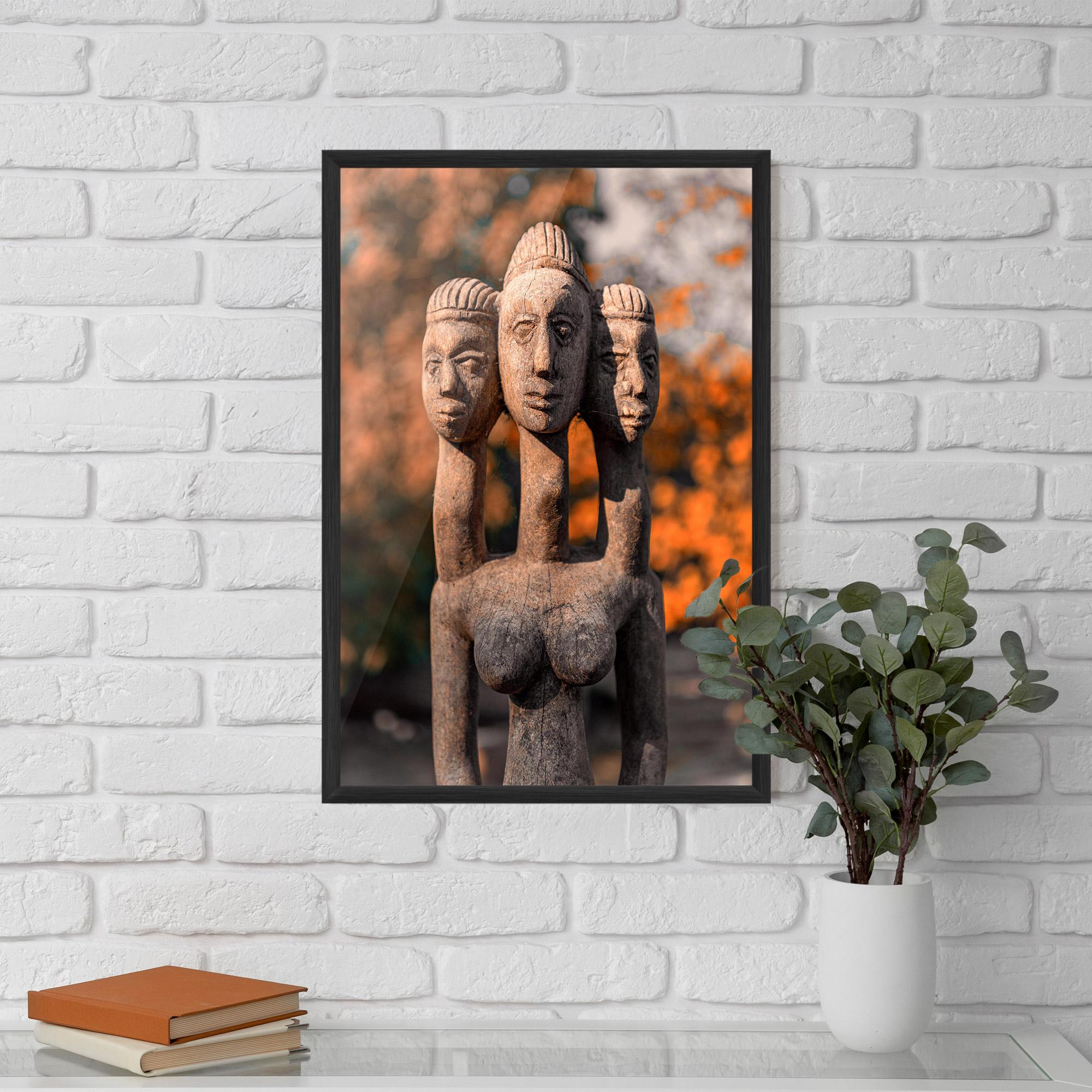 Poster Înrămat Three Heads Statue mockup 5