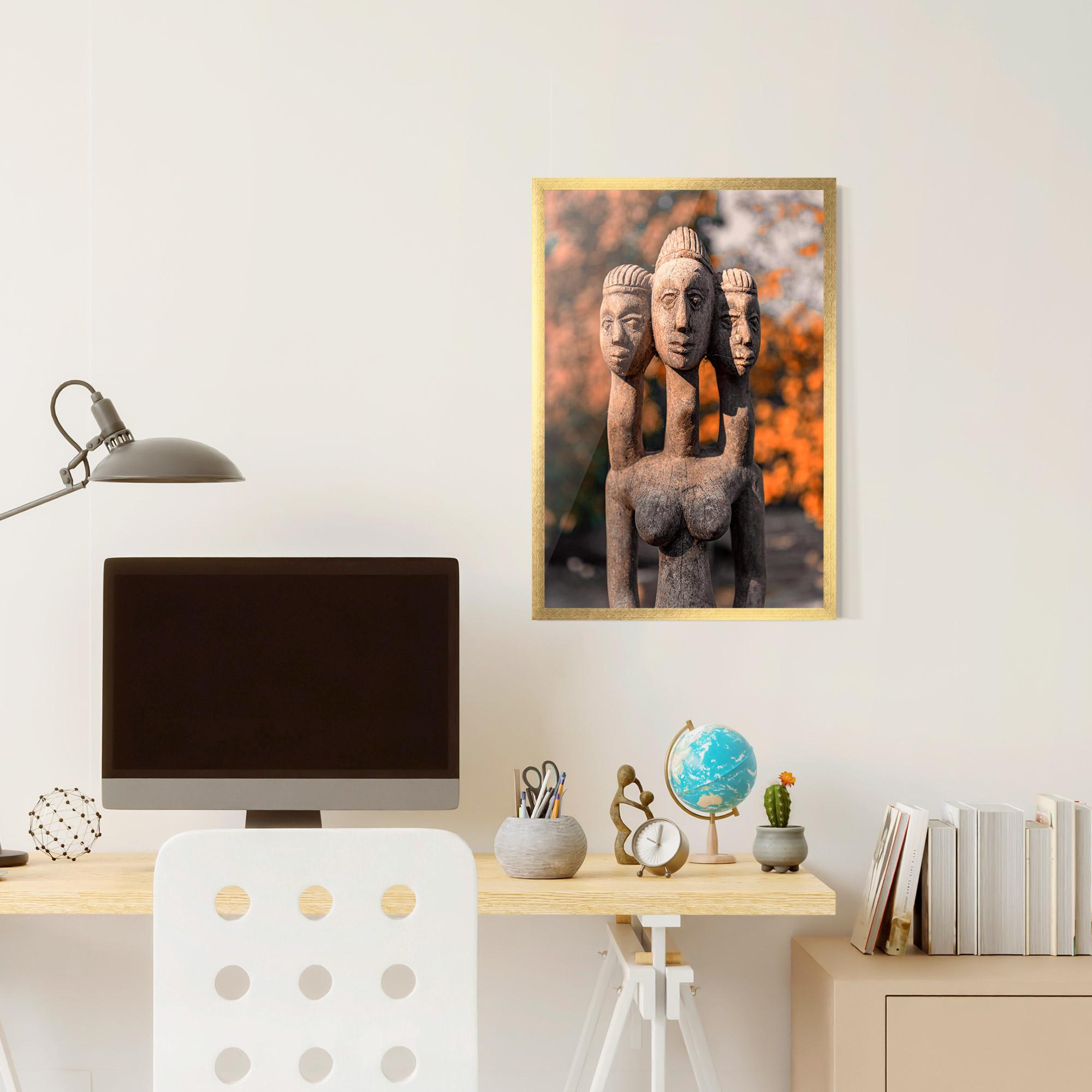 Poster Înrămat Three Heads Statue mockup 6