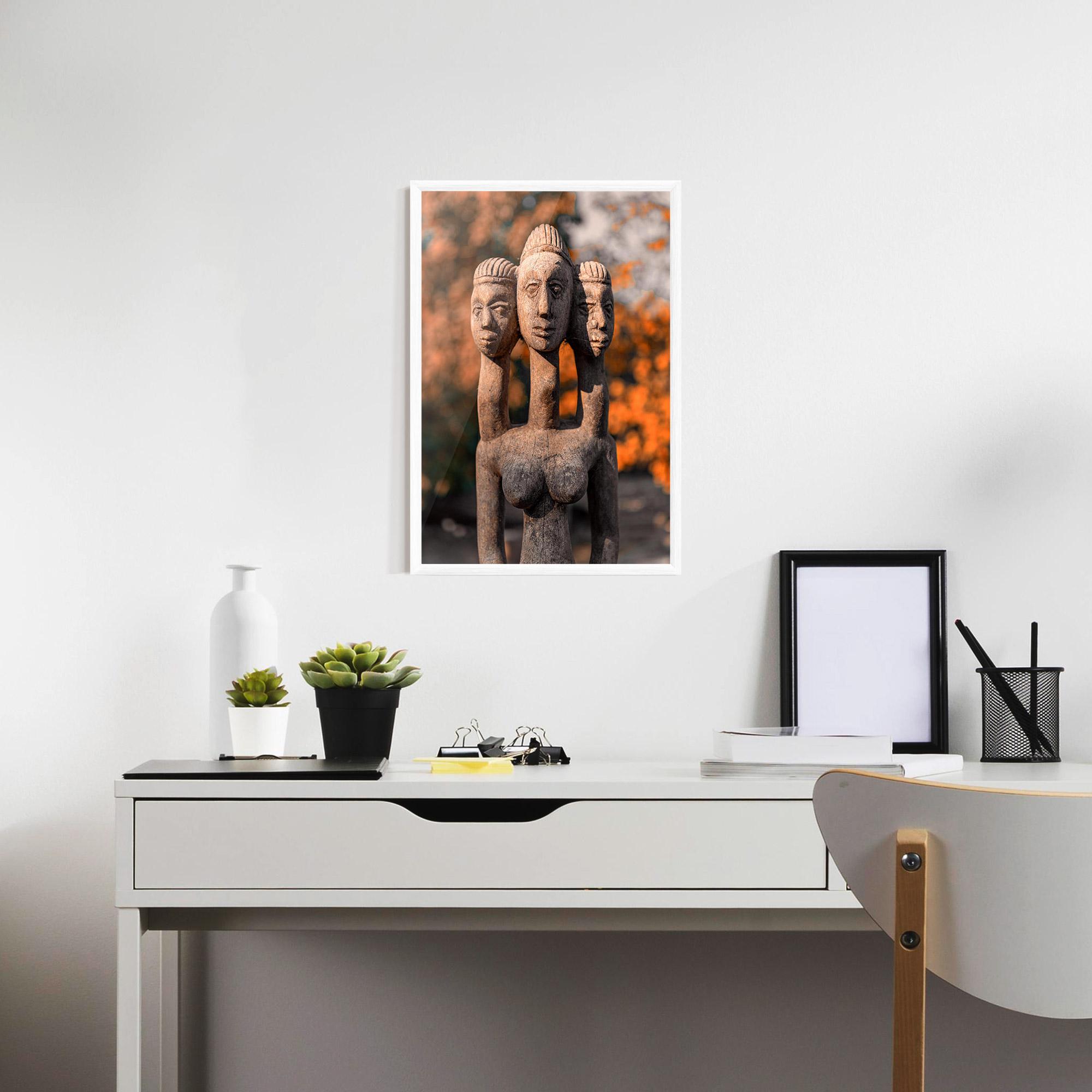 Poster Înrămat Three Heads Statue mockup 7