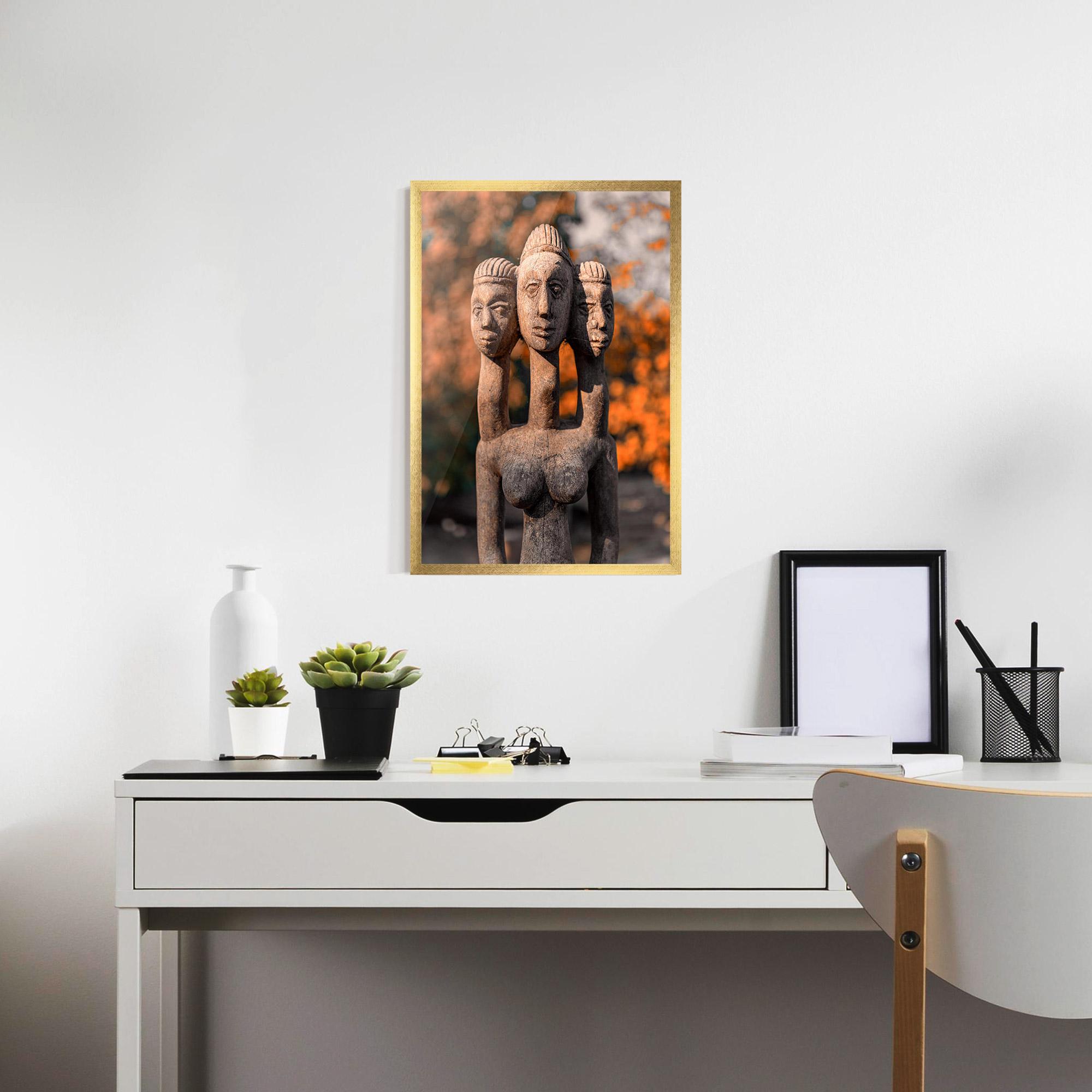 Poster Înrămat Three Heads Statue mockup 7