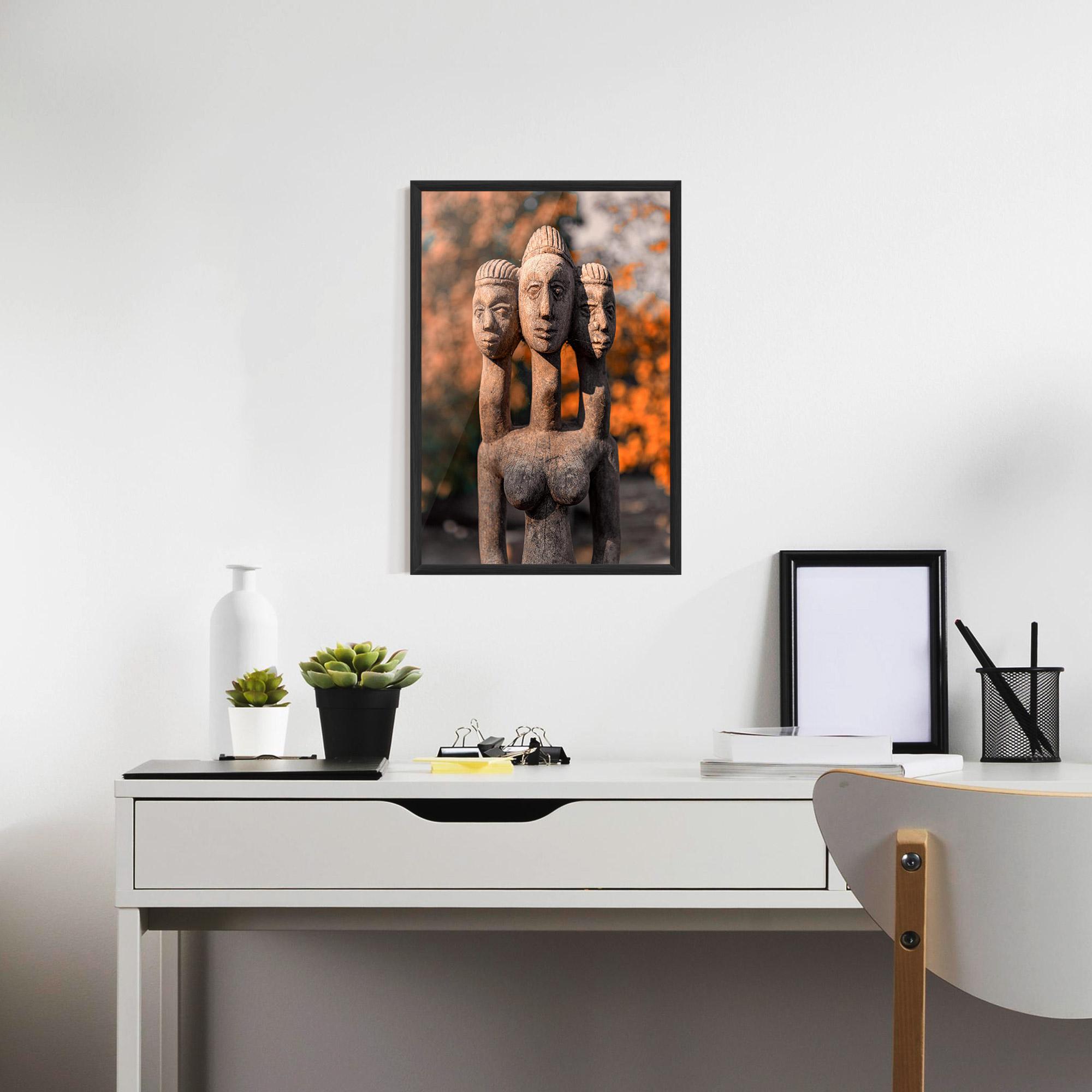 Poster Înrămat Three Heads Statue mockup 7