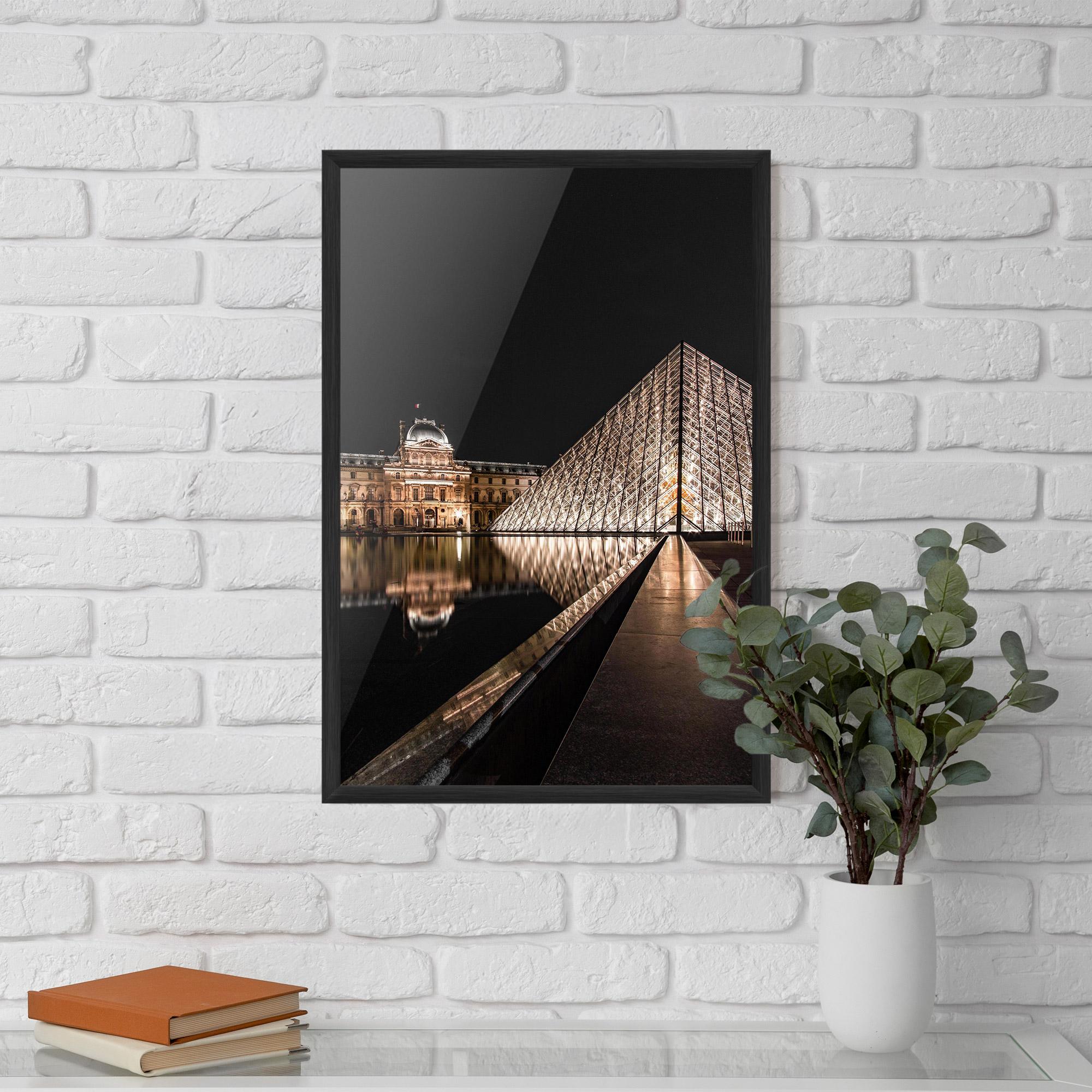 Poster Înrămat Louvre Night mockup 5