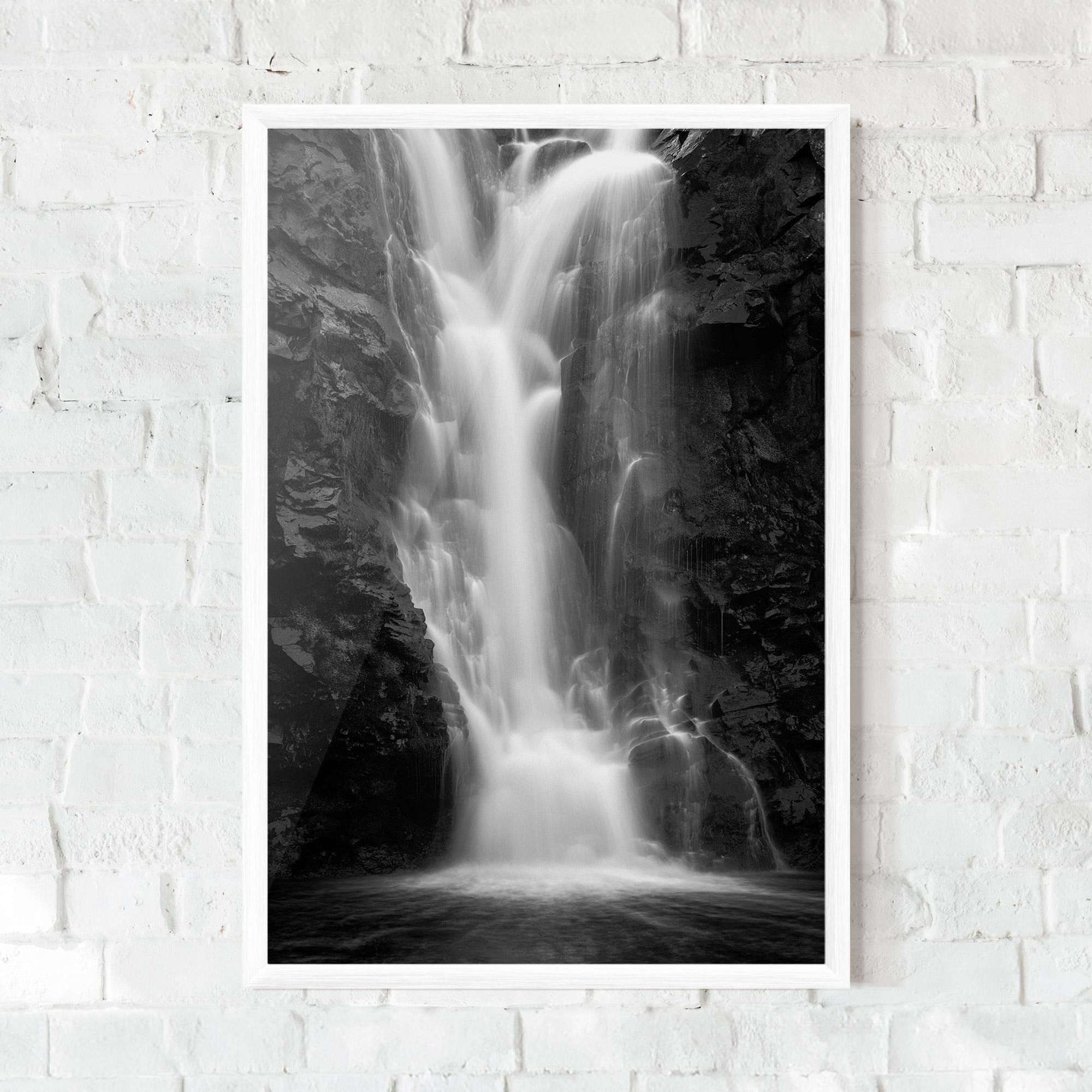 Poster Înrămat Black Rock Waterfall View mockup 0