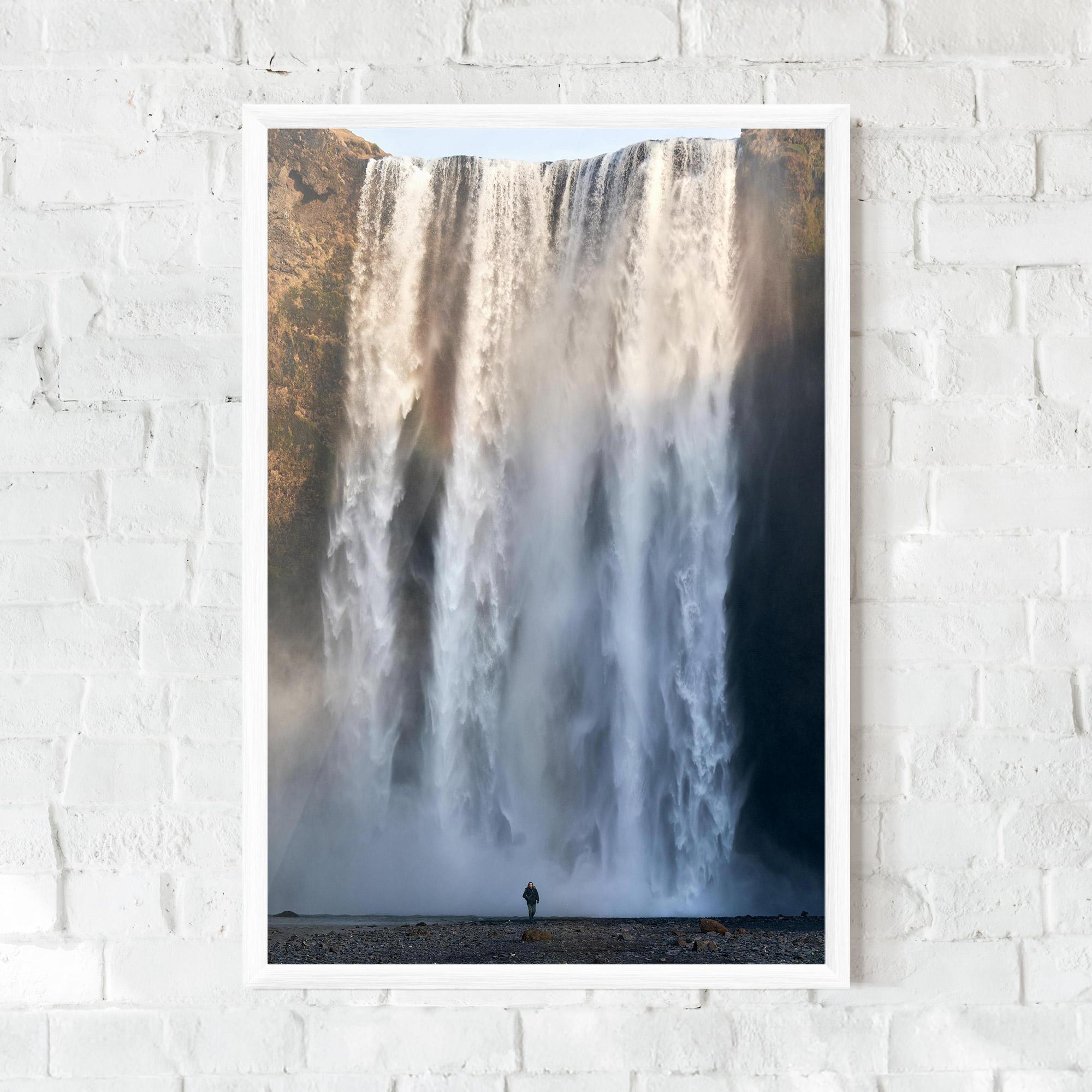 Poster Înrămat Small Man Waterfall mockup 0