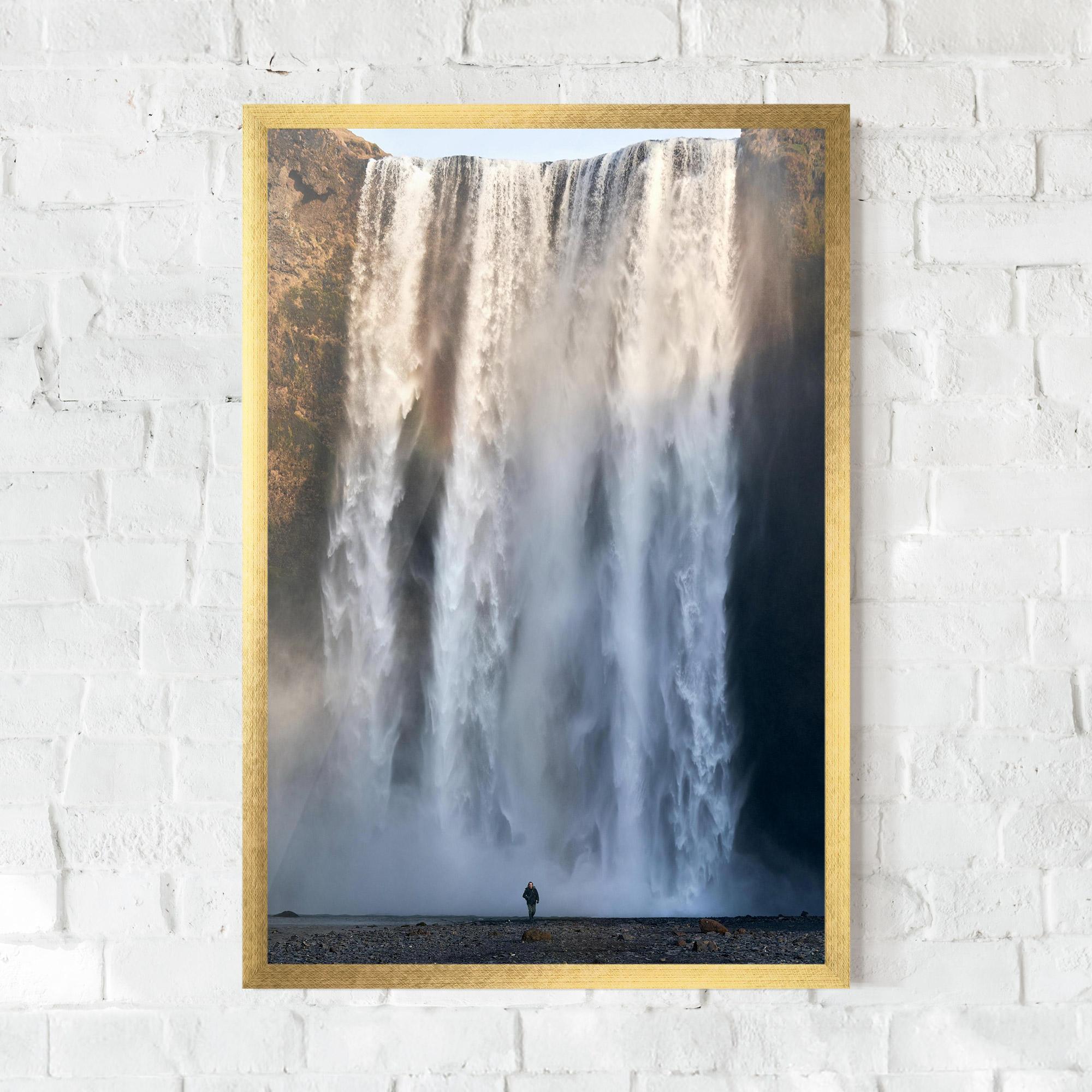 Poster Înrămat Small Man Waterfall mockup 0