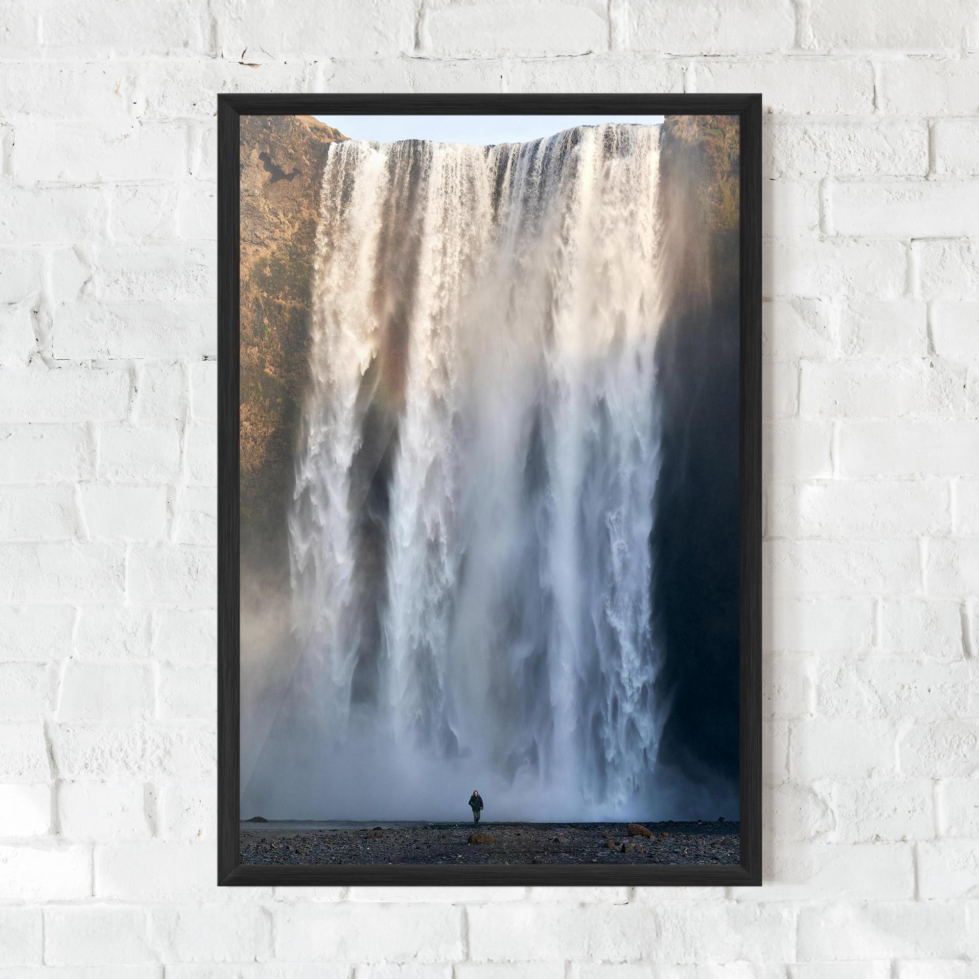 Poster Înrămat Small Man Waterfall mockup 0