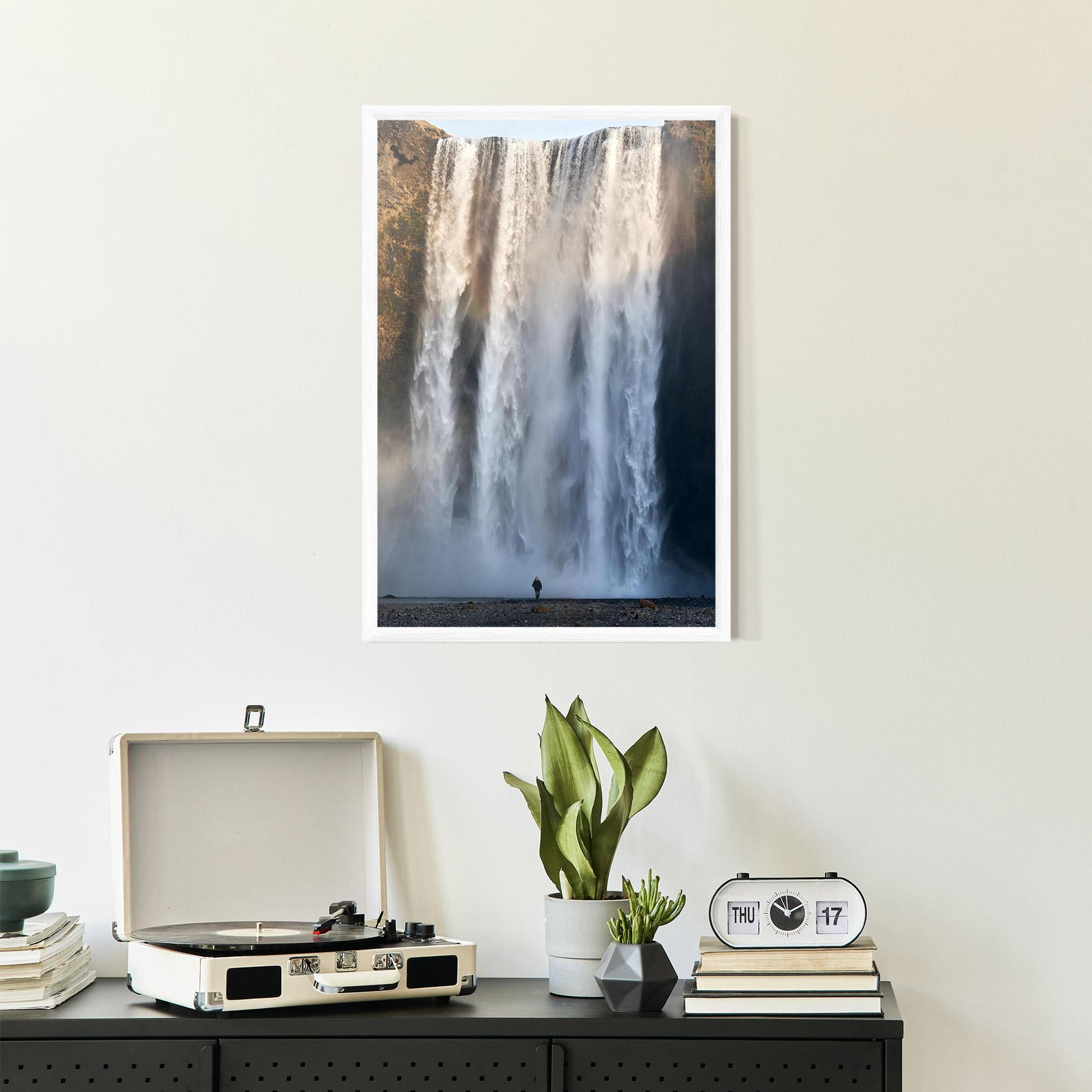 Poster Înrămat Small Man Waterfall mockup 2
