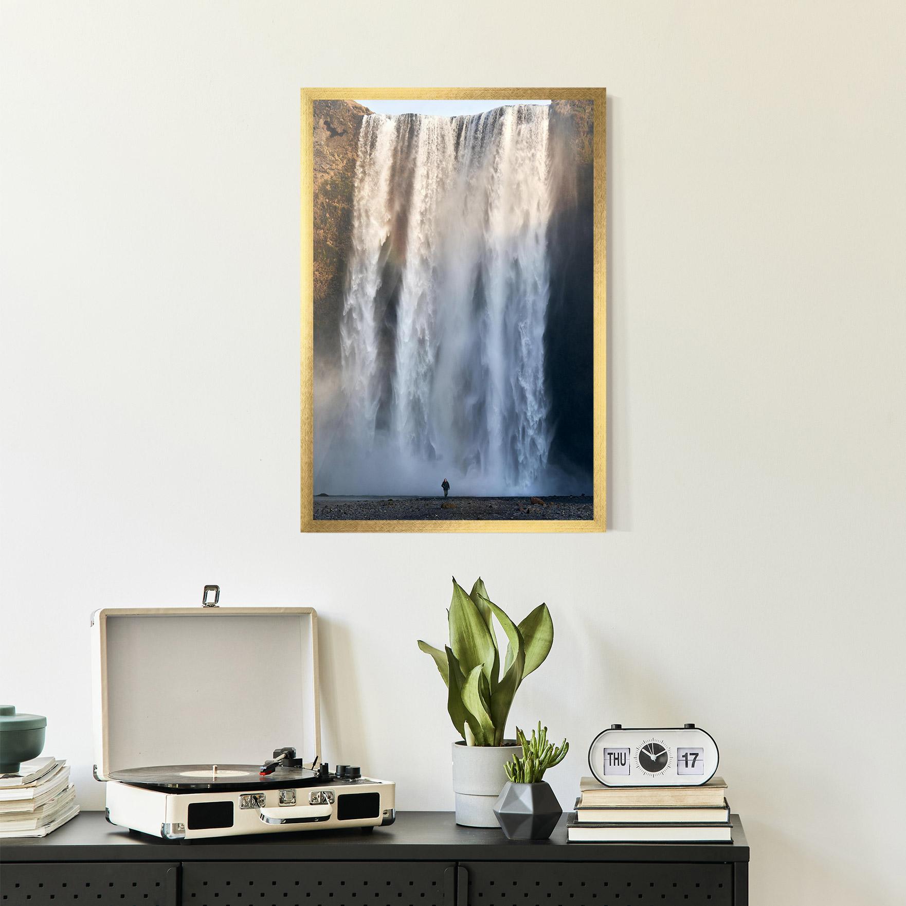 Poster Înrămat Small Man Waterfall mockup 2