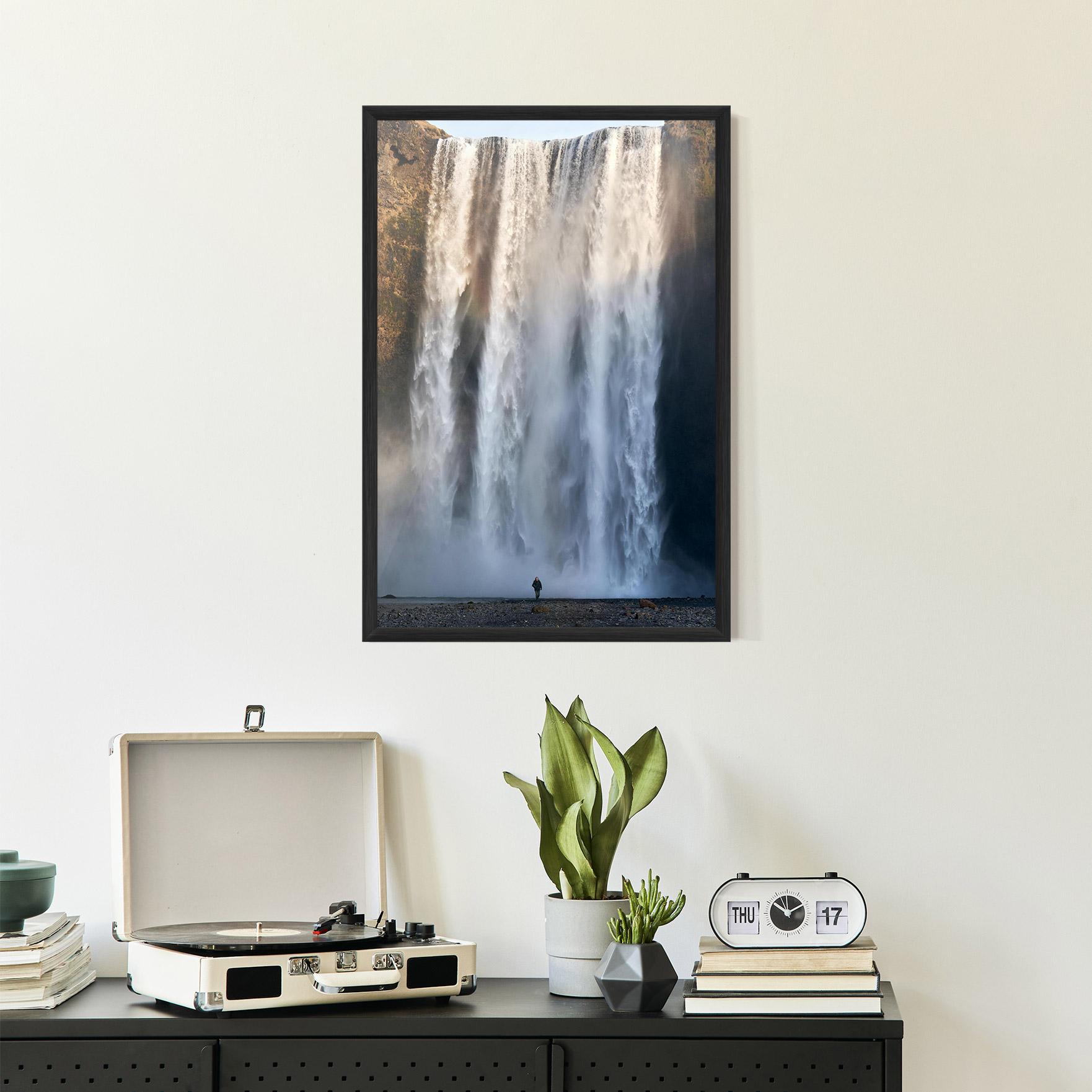 Poster Înrămat Small Man Waterfall mockup 2