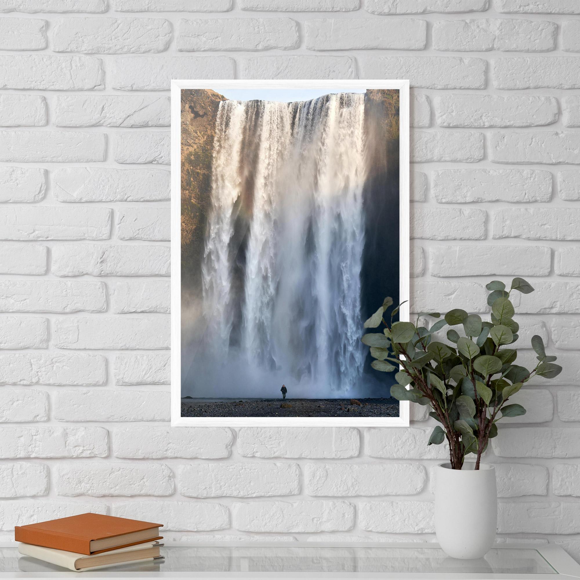 Poster Înrămat Small Man Waterfall mockup 5