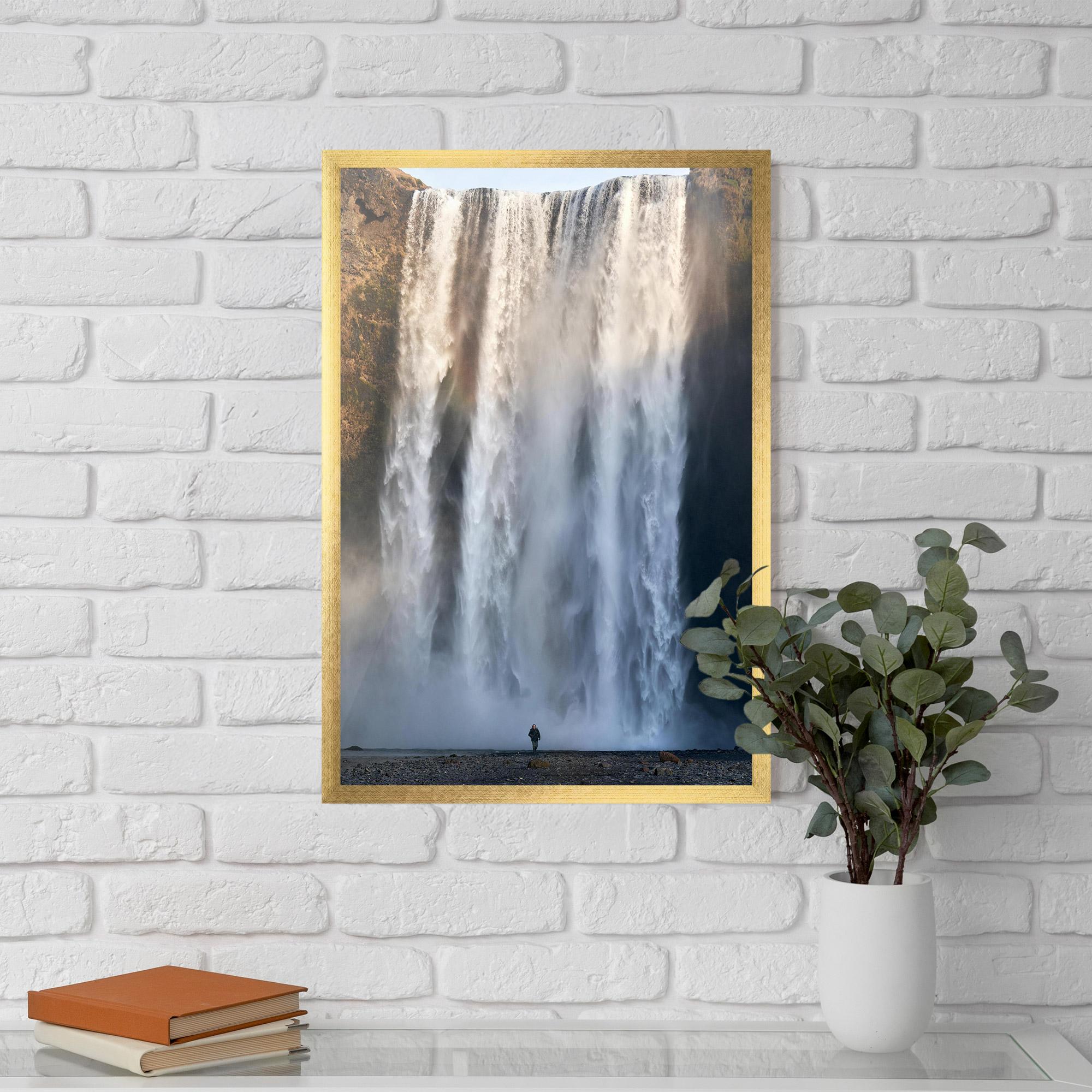 Poster Înrămat Small Man Waterfall mockup 5