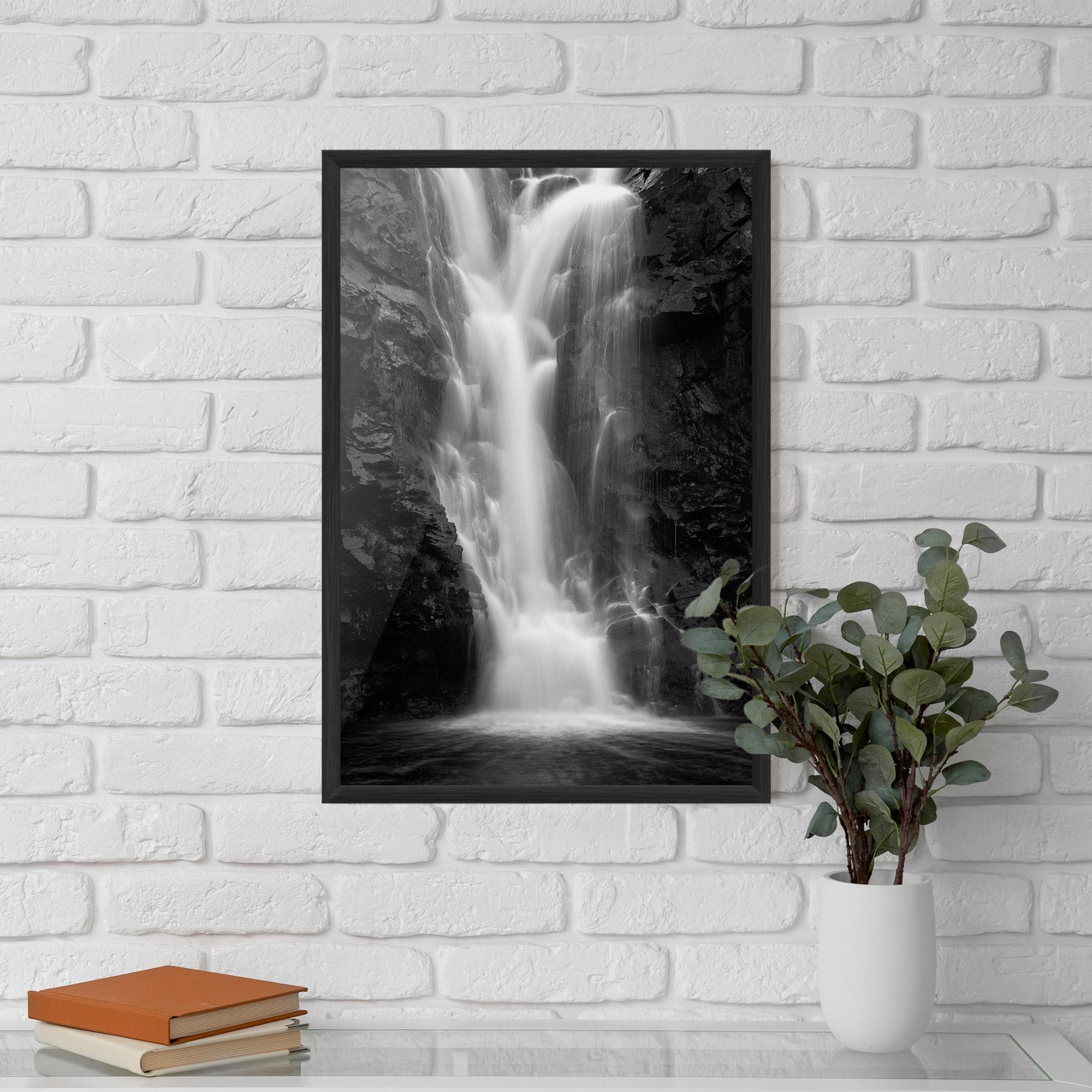 Poster Înrămat Black Rock Waterfall View mockup 5