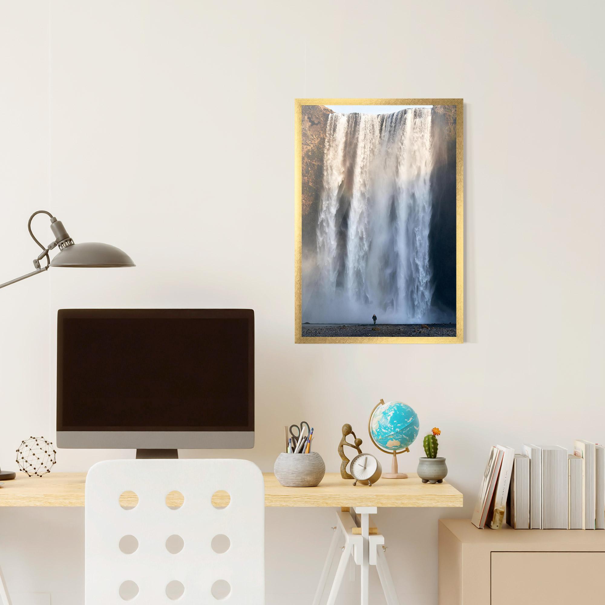 Poster Înrămat Small Man Waterfall mockup 6