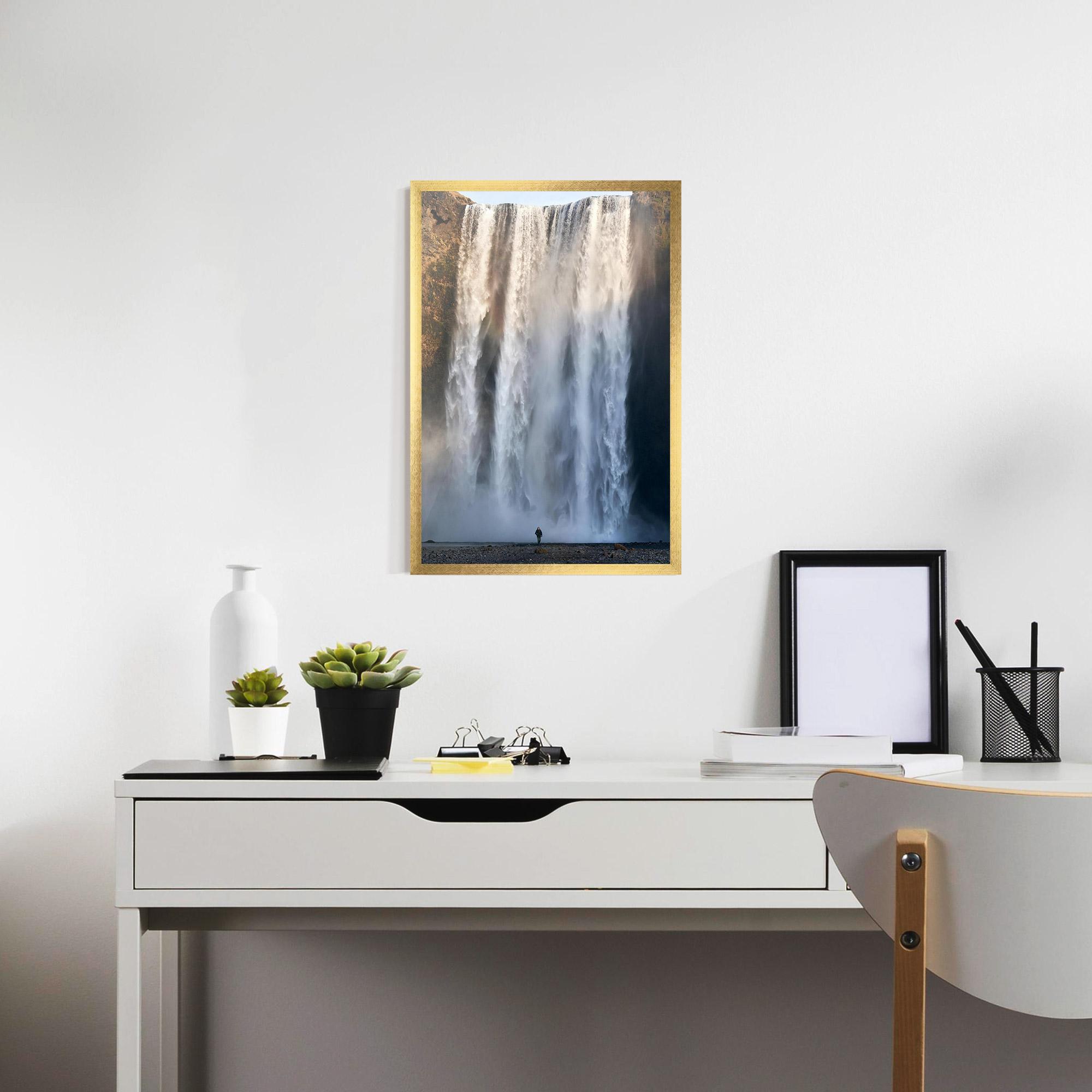 Poster Înrămat Small Man Waterfall mockup 7