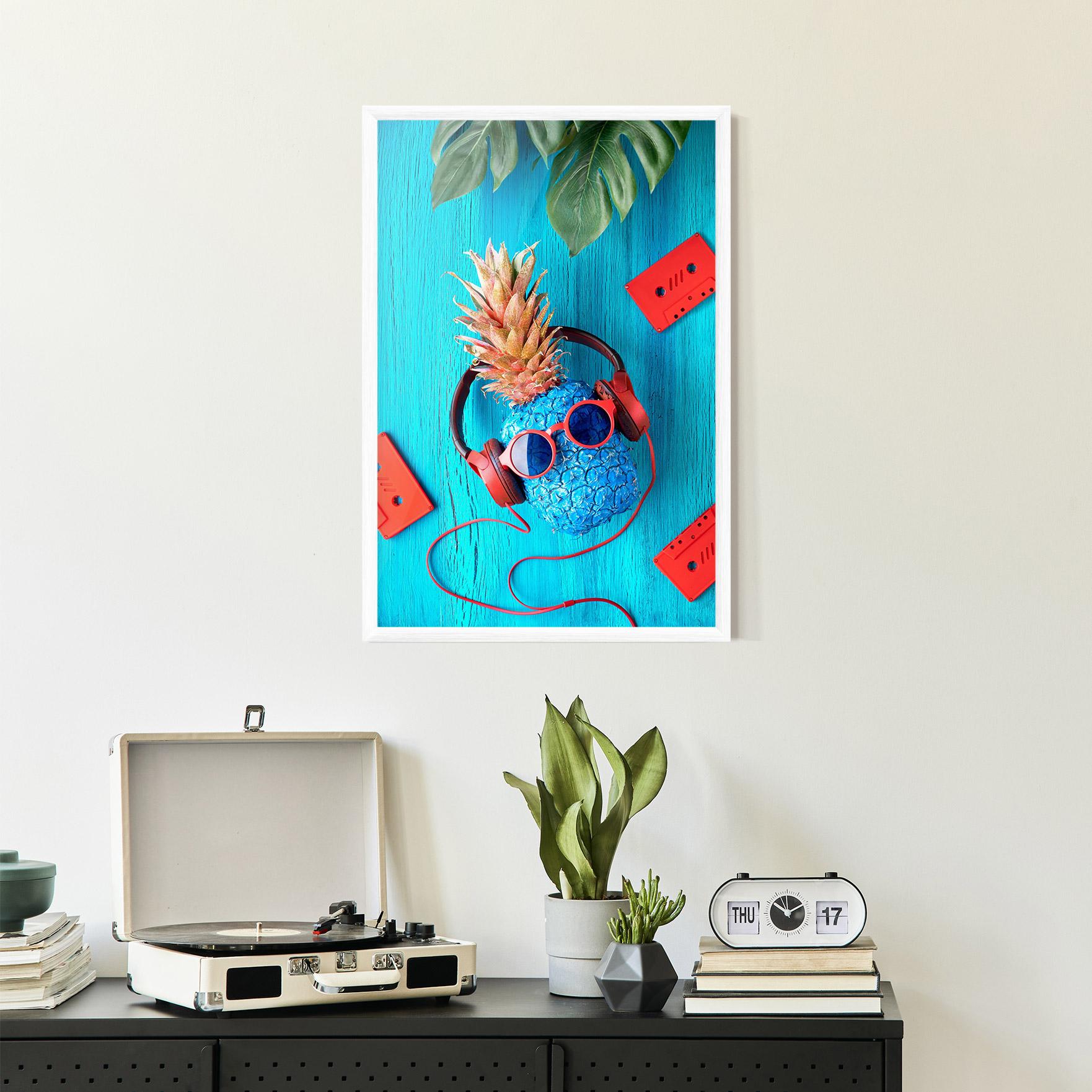 Poster Înrămat Pineapple On Blue mockup 2