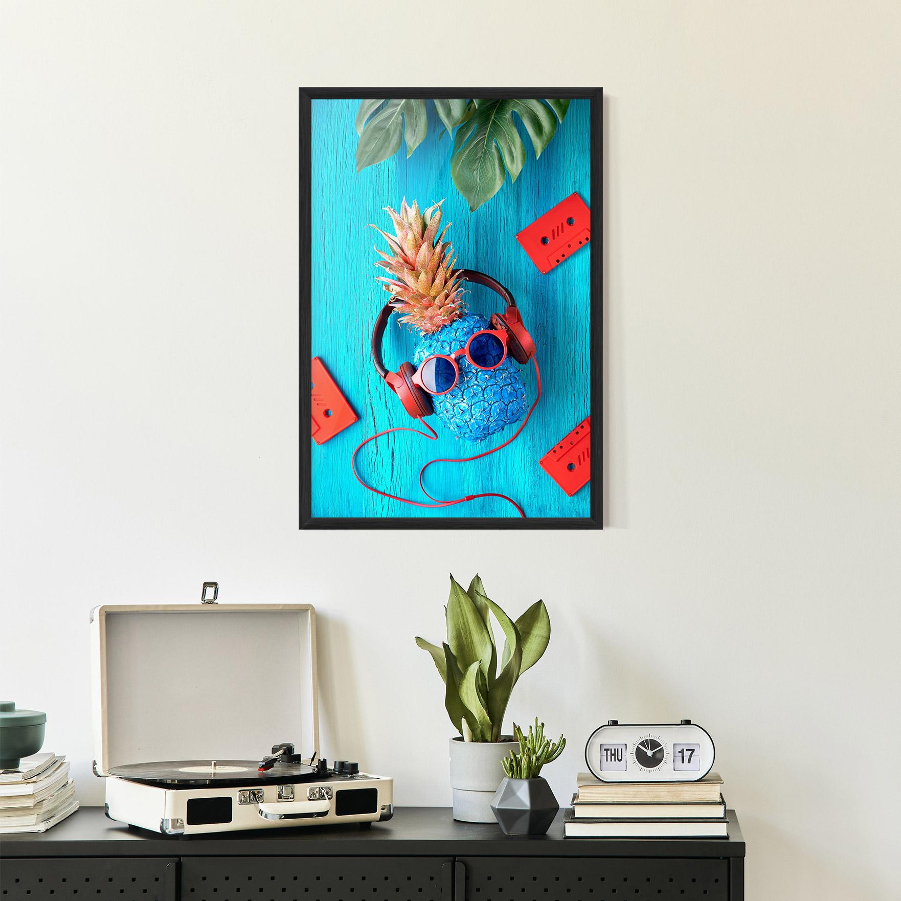 Poster Înrămat Pineapple On Blue mockup 2