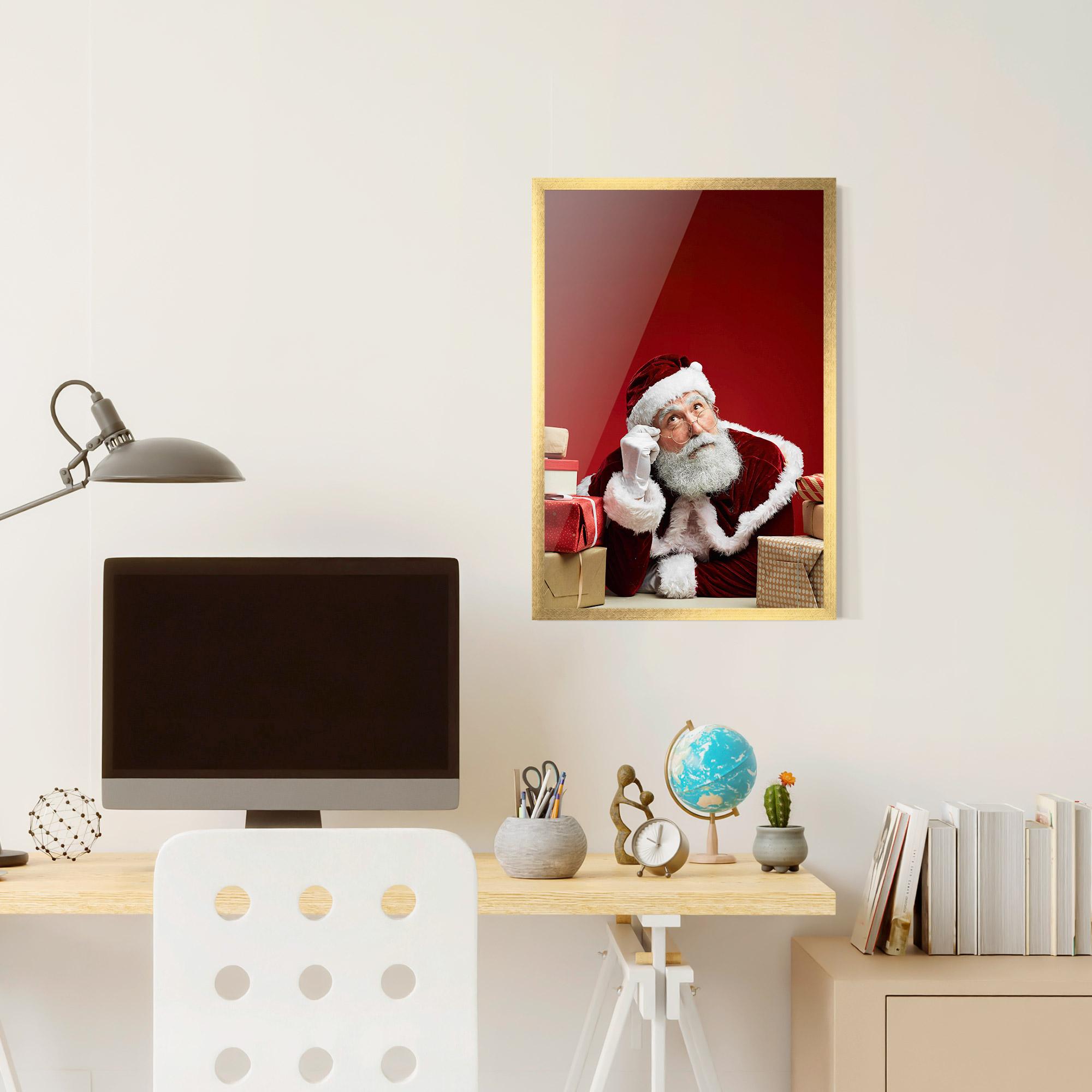 Poster Înrămat Pensive Santa mockup 6