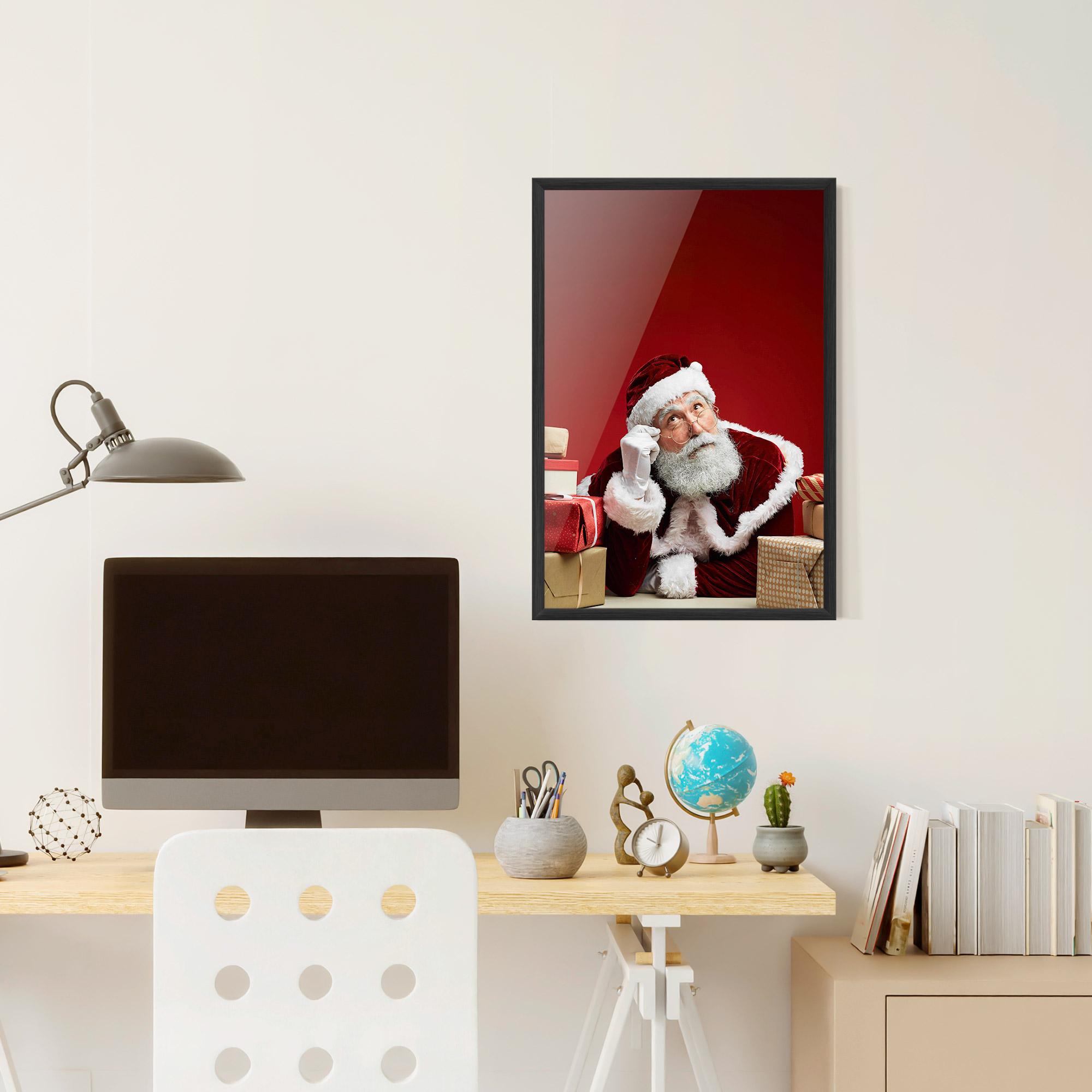 Poster Înrămat Pensive Santa mockup 6