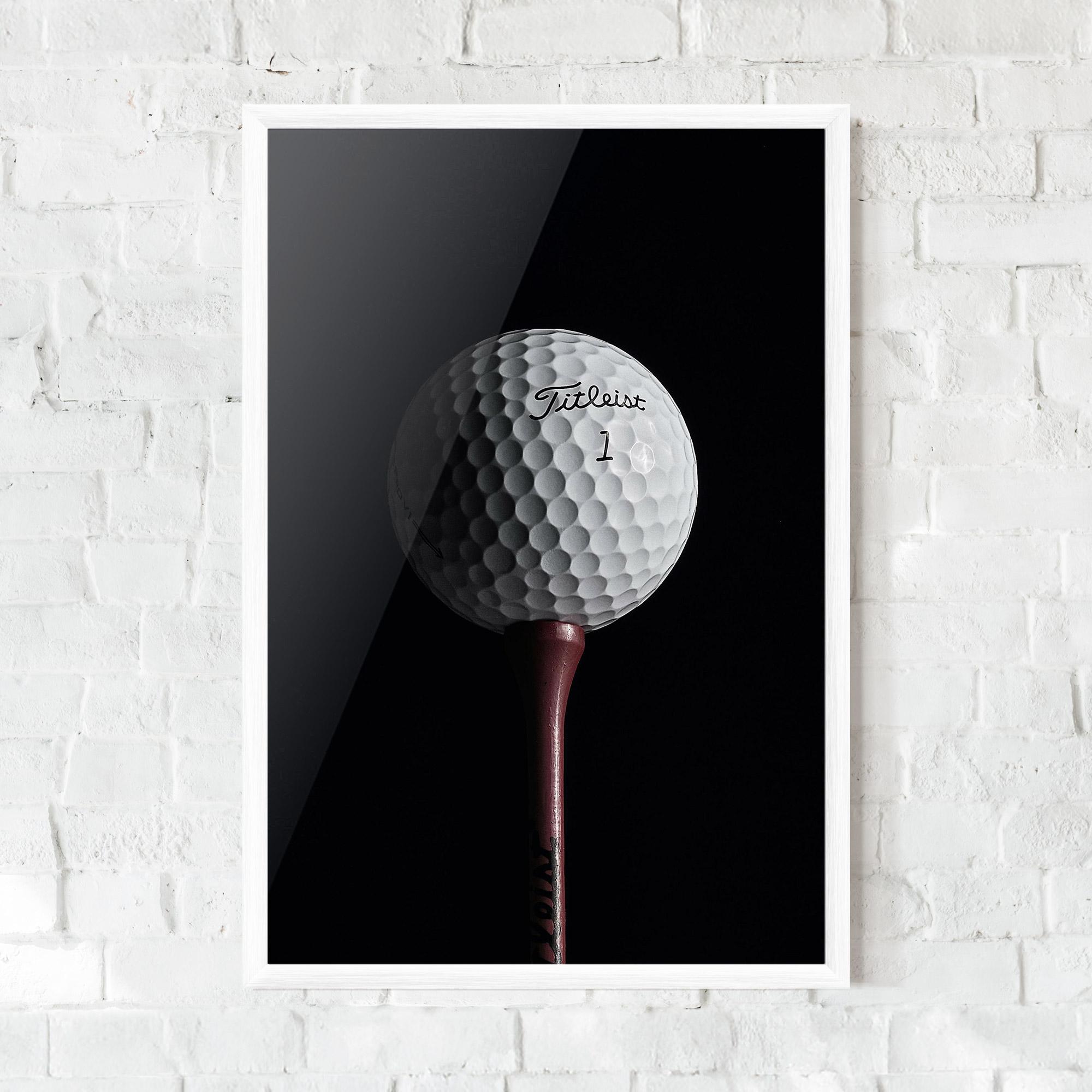 Poster Înrămat White Golf Ball On Black mockup 0