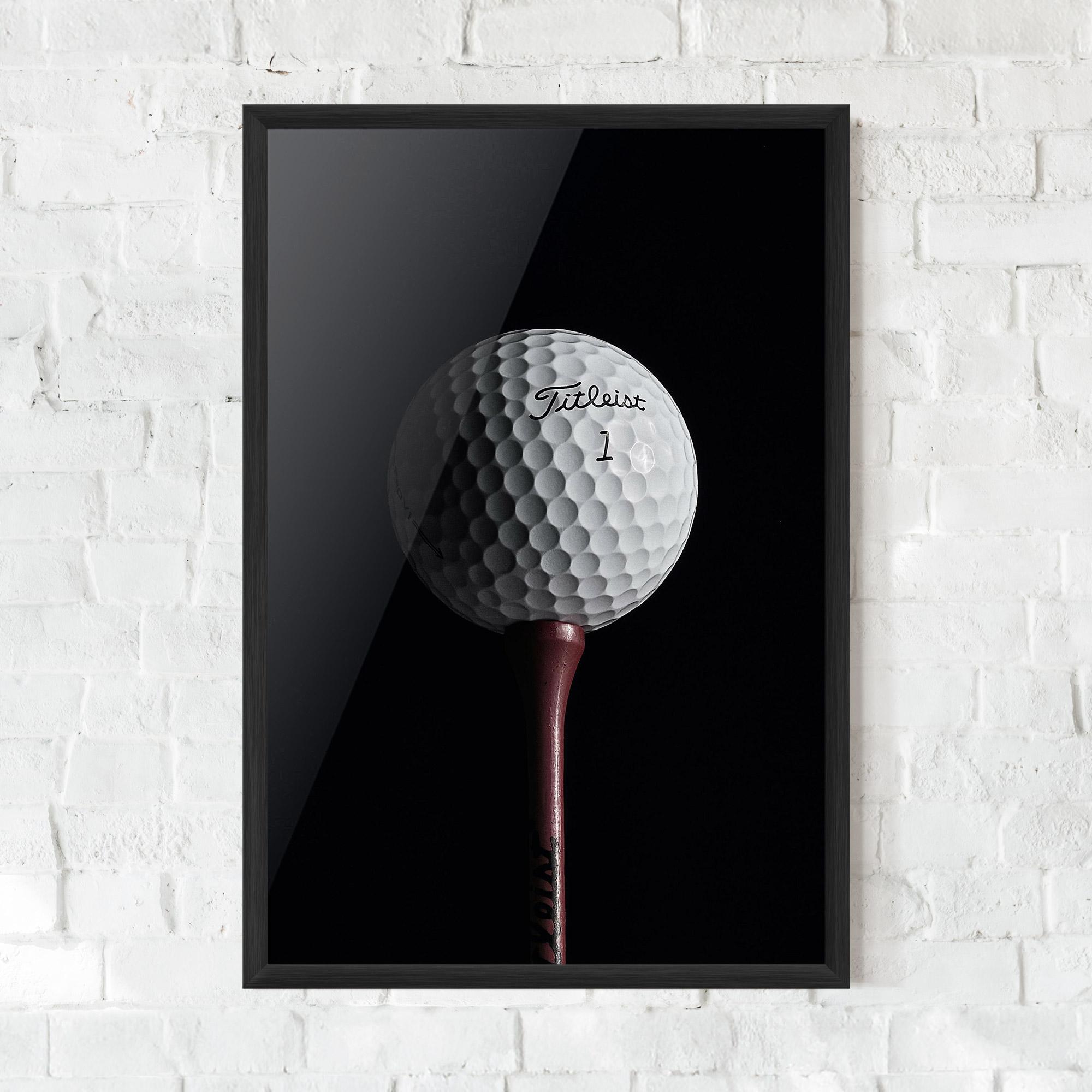 Poster Înrămat White Golf Ball On Black mockup 0