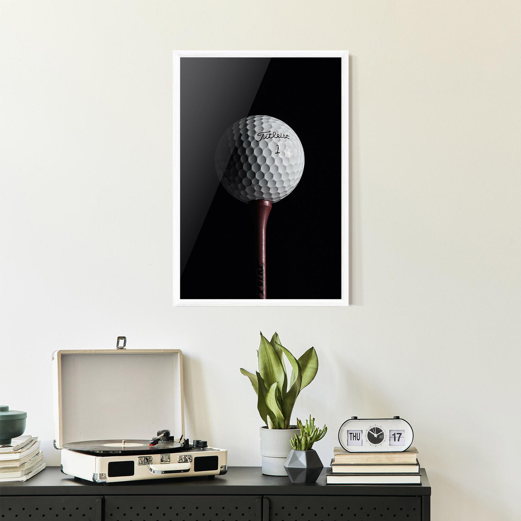 Poster Înrămat White Golf Ball On Black mockup 2