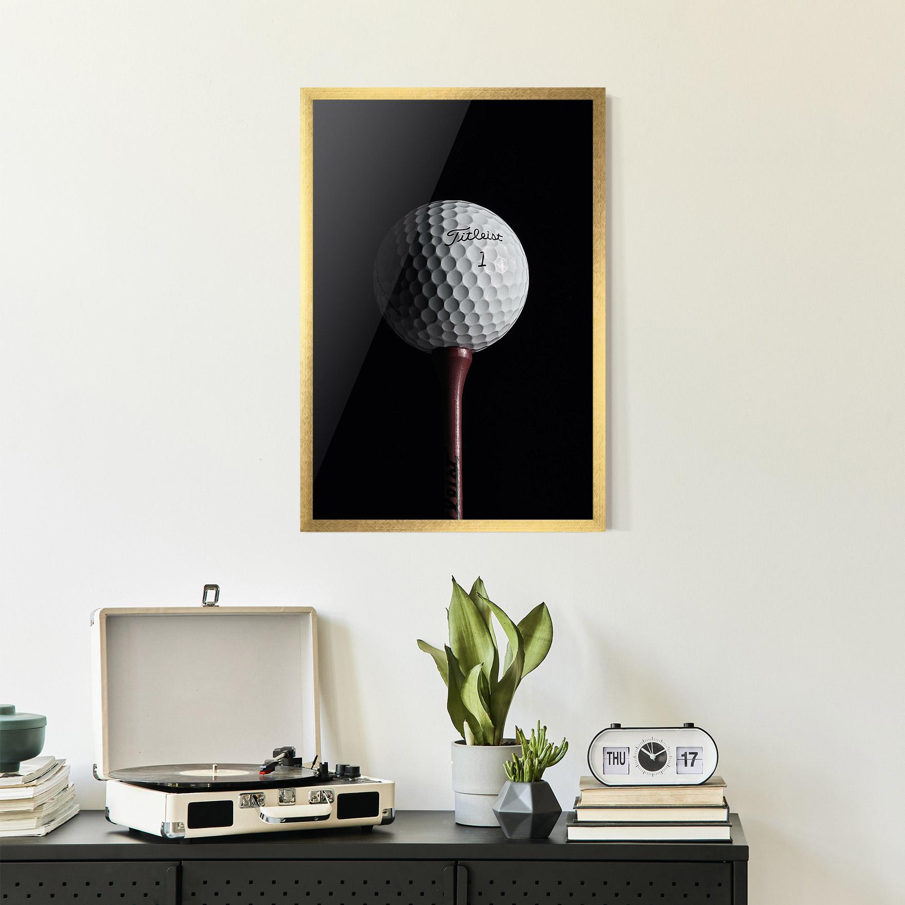 Poster Înrămat White Golf Ball On Black mockup 2