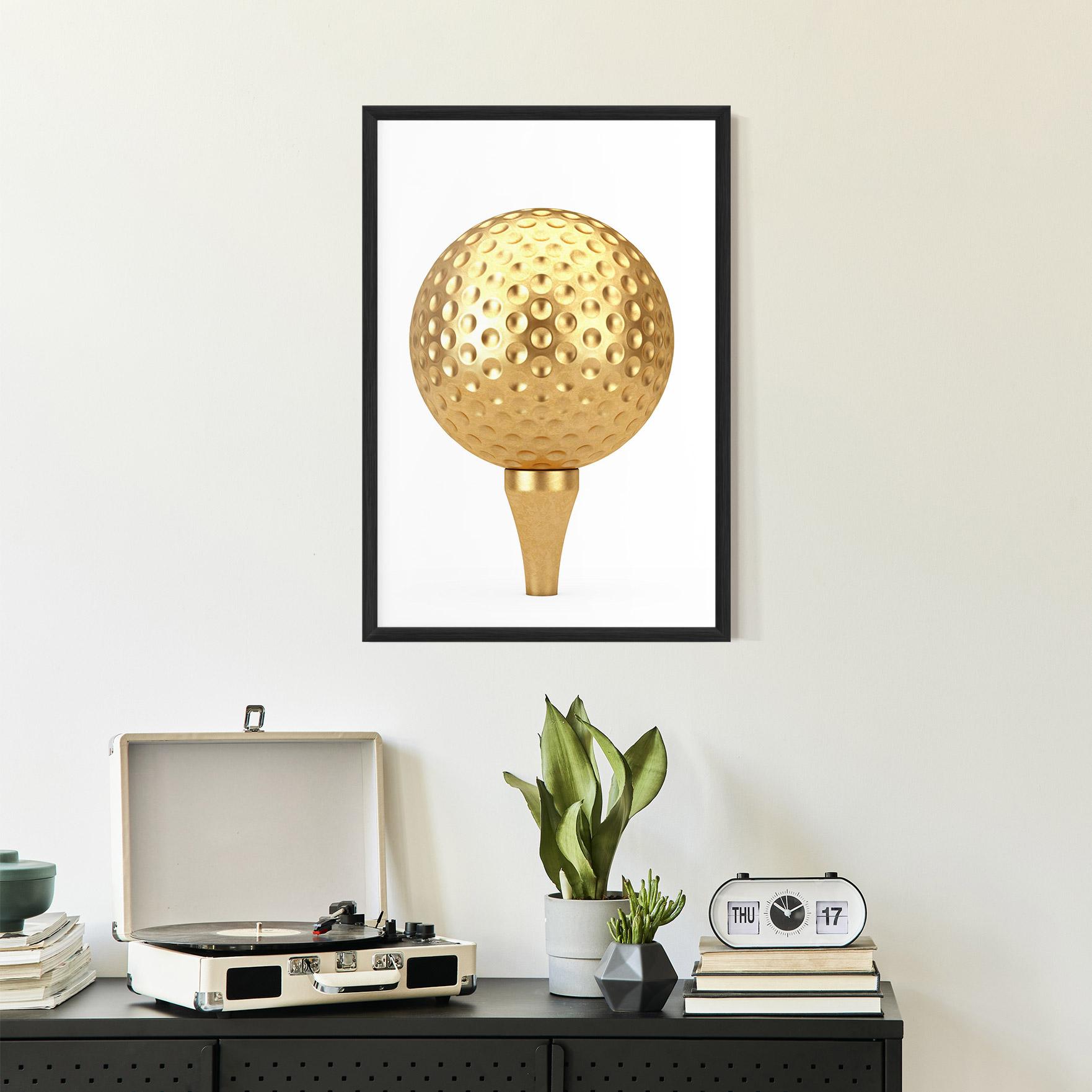 Poster Înrămat Golden Golf Ball mockup 2