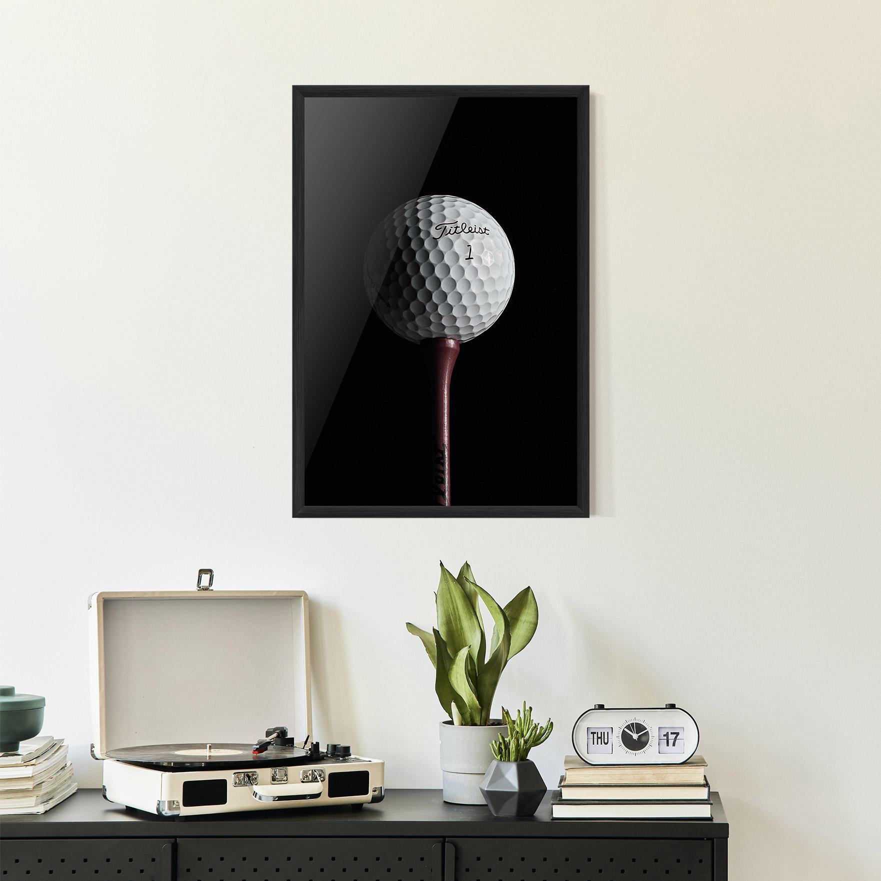Poster Înrămat White Golf Ball On Black mockup 2