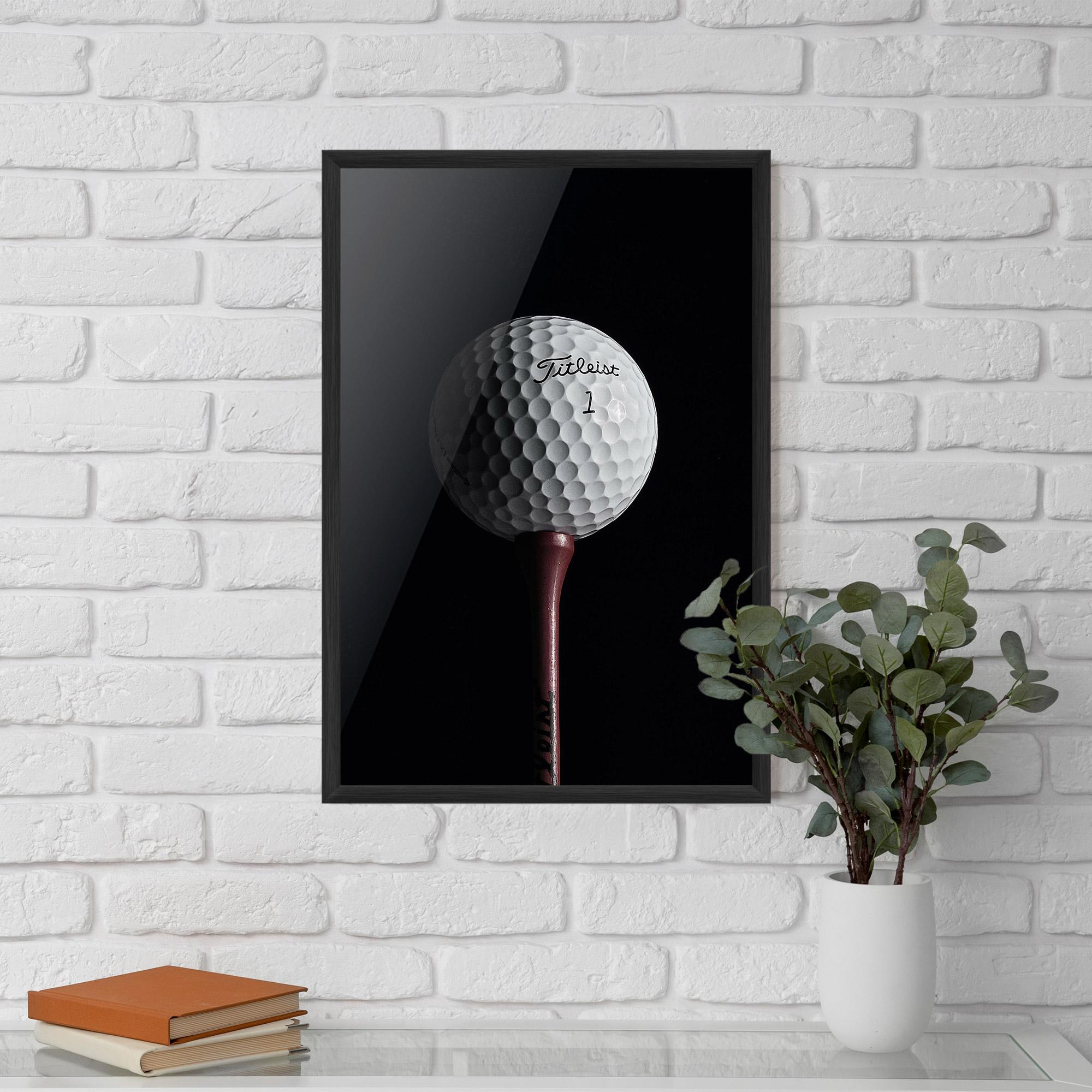 Poster Înrămat White Golf Ball On Black mockup 5