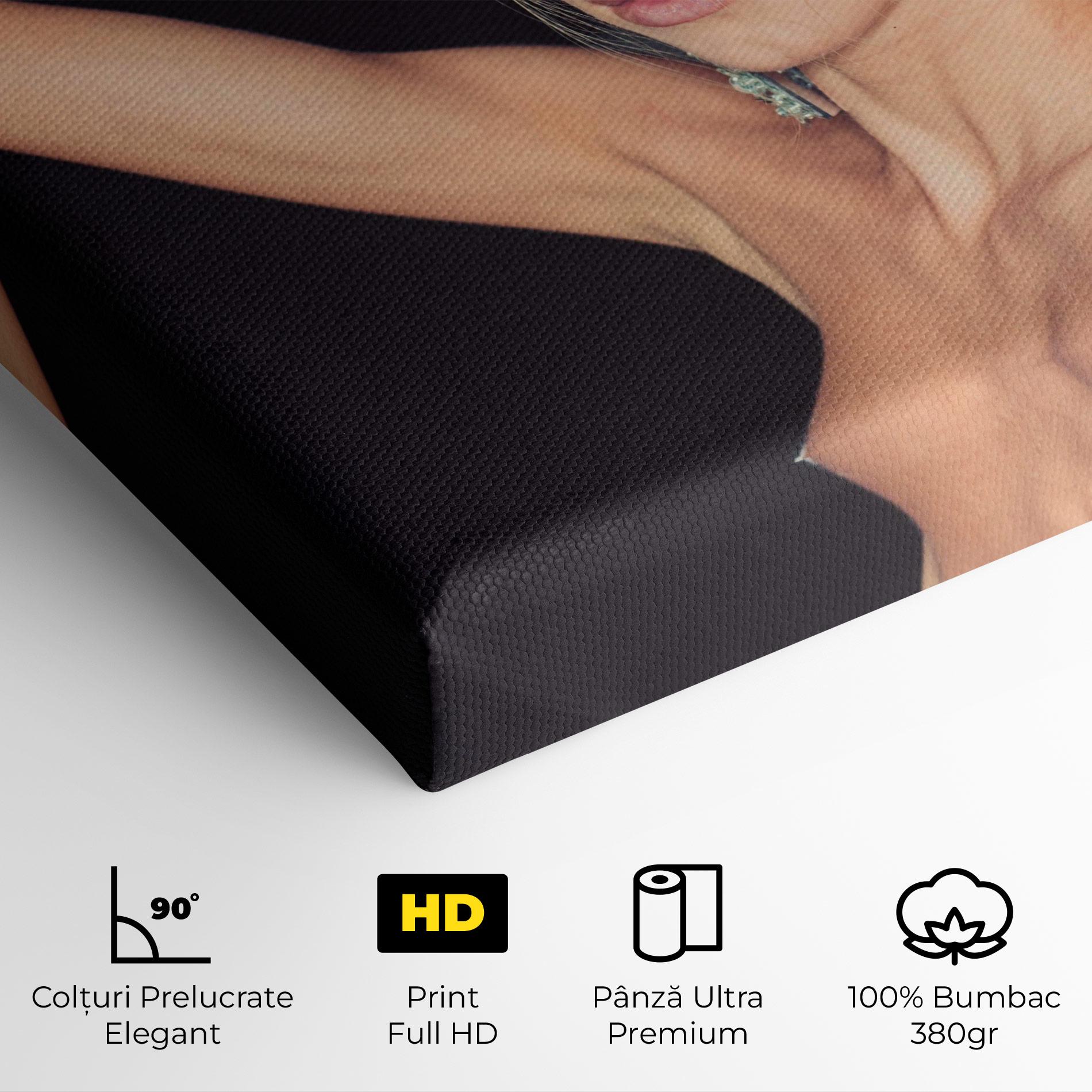 Tablou Canvas Flower Earrings mockup 4