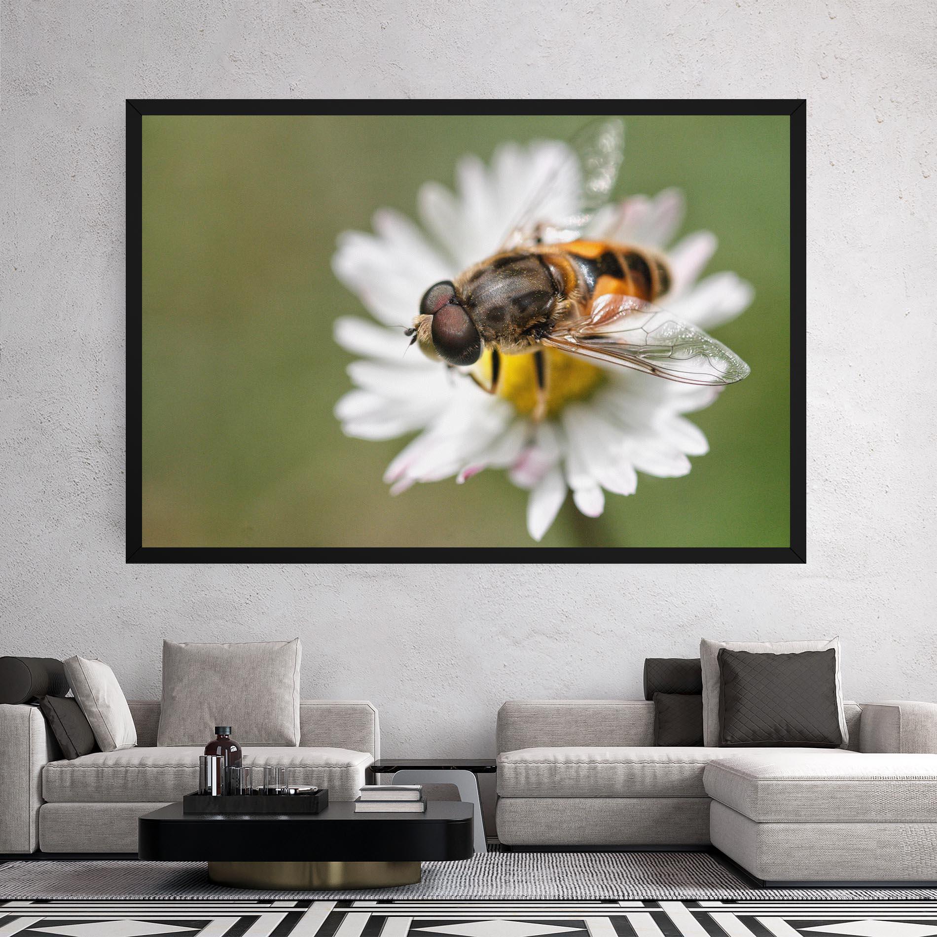 Tablou Canvas Bee On Small Daisy mockup 2