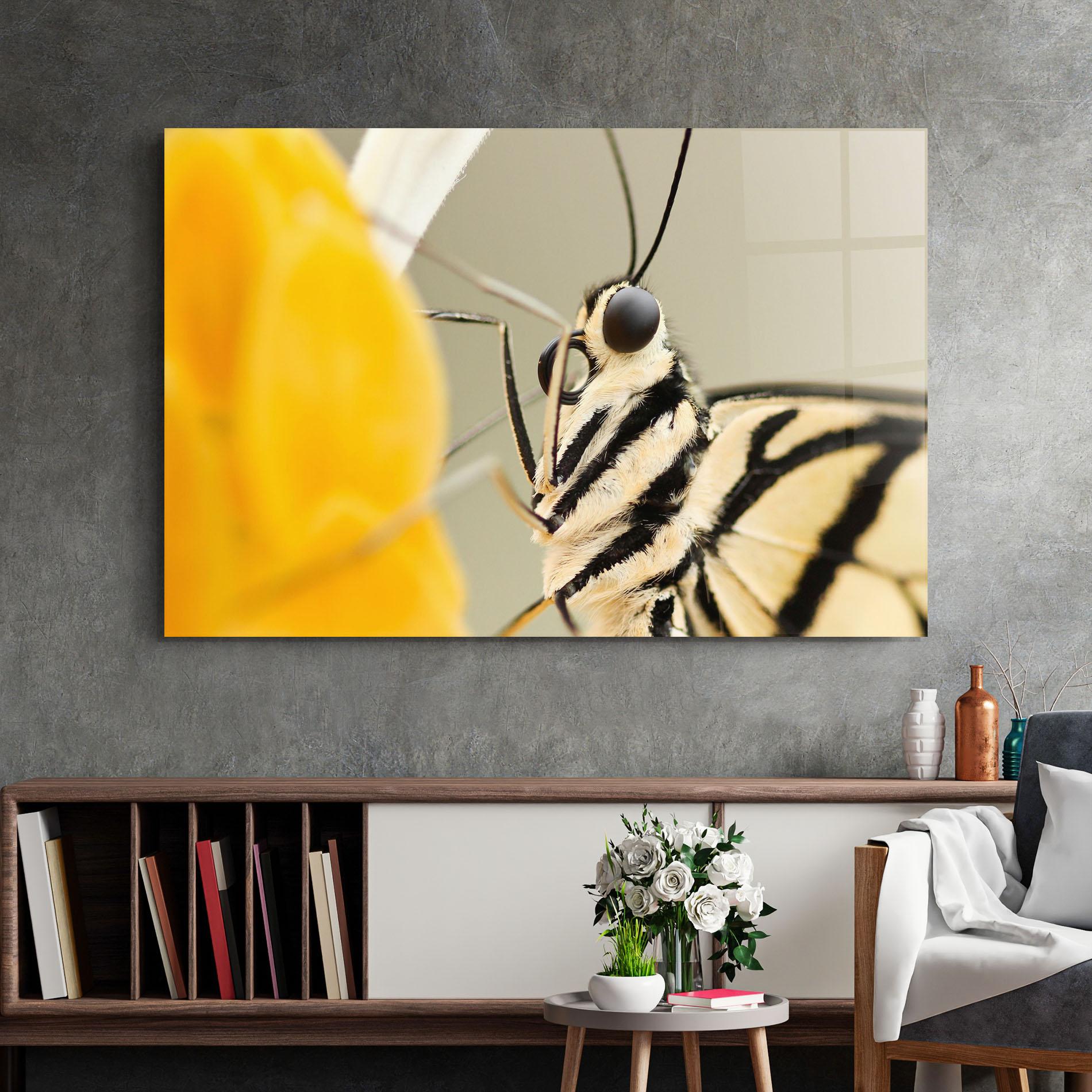 Tablou Sticla Close Up Cream Butterfly mockup 2