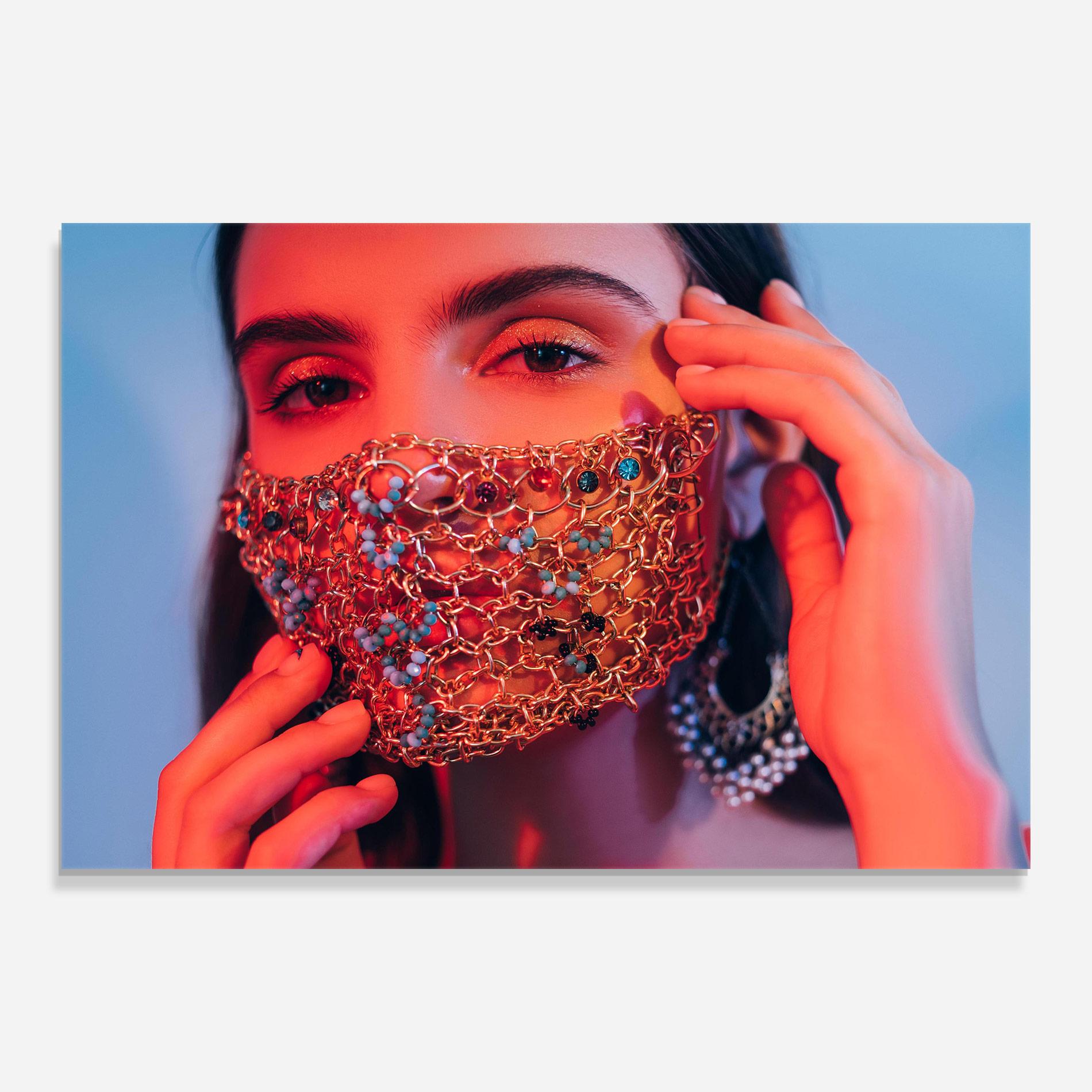 Tablou Sticla Gold Chain Face Mask mockup 0