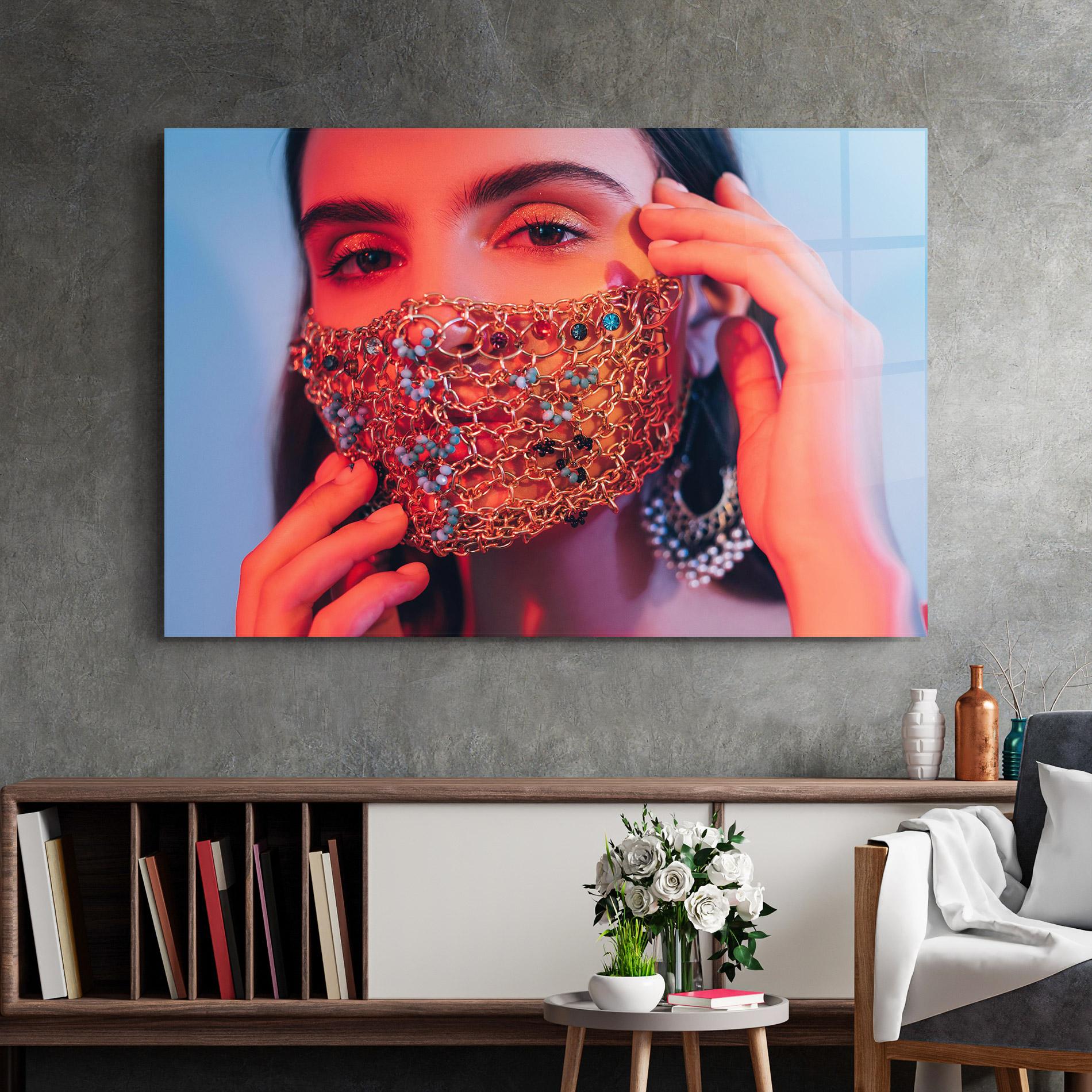 Tablou Sticla Gold Chain Face Mask mockup 2